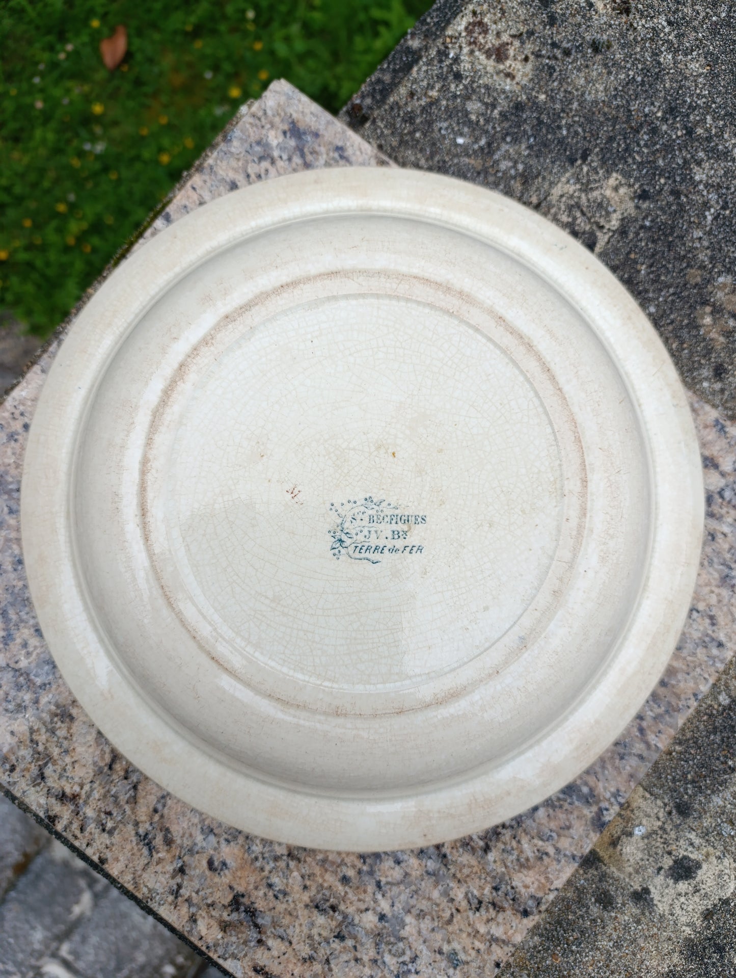 Plat creux ancien Jules Vieillard Bordeaux Terre de Fer bleu – grand plat floral vintage français
