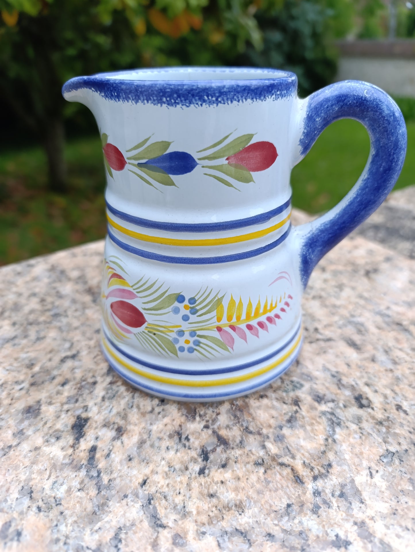 Petit pichet ancien Henriot Quimper – céramique bretonne peinte à la main décor floral