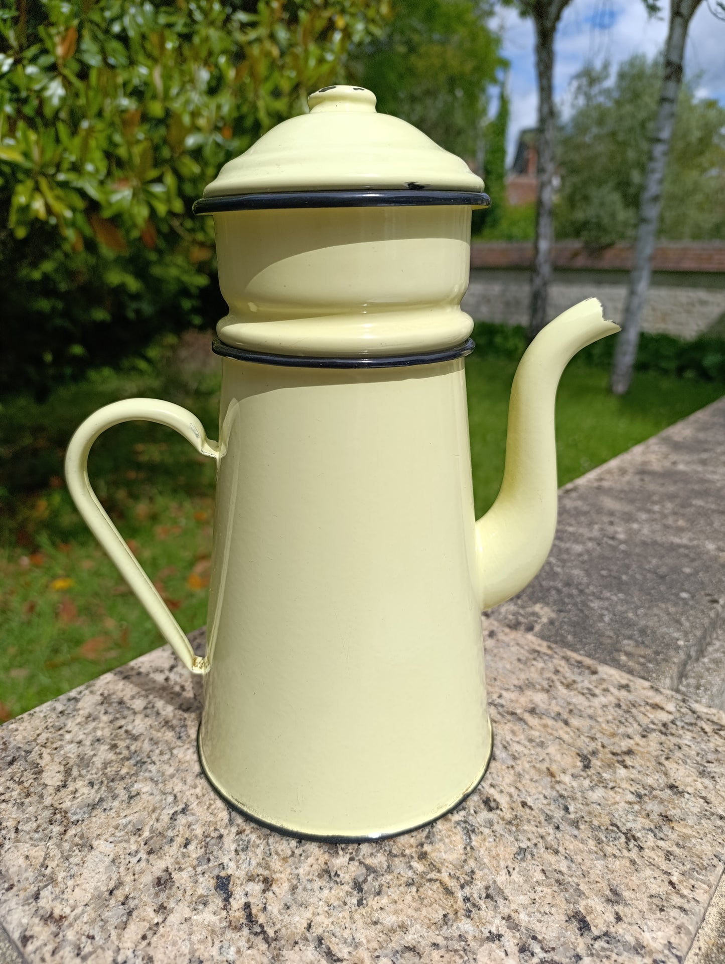 Cafetière ancienne émaillée jaune pâle et liseret noir vintage rétro cuisine