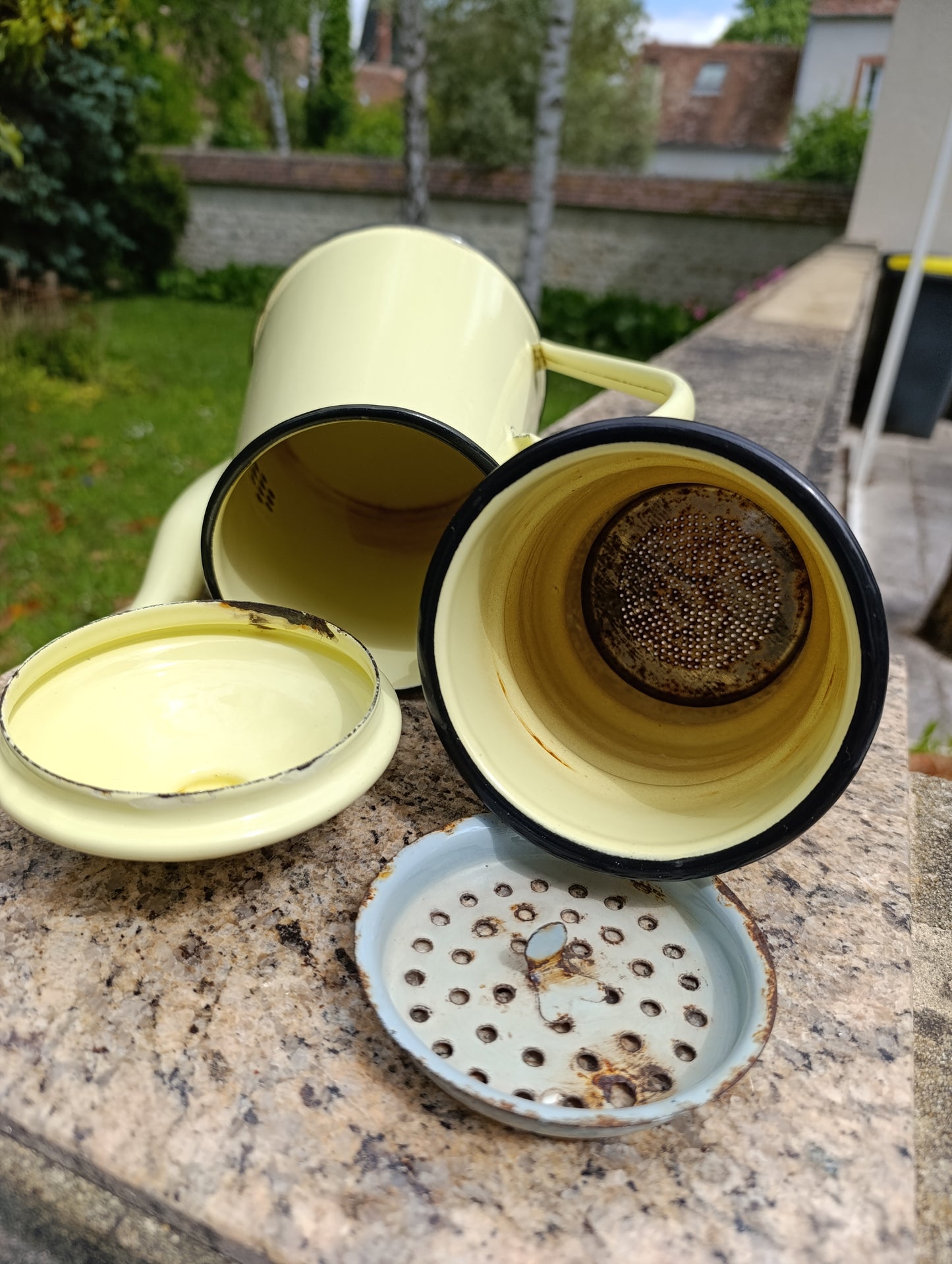 Cafetière ancienne émaillée jaune pâle et liseret noir vintage rétro cuisine