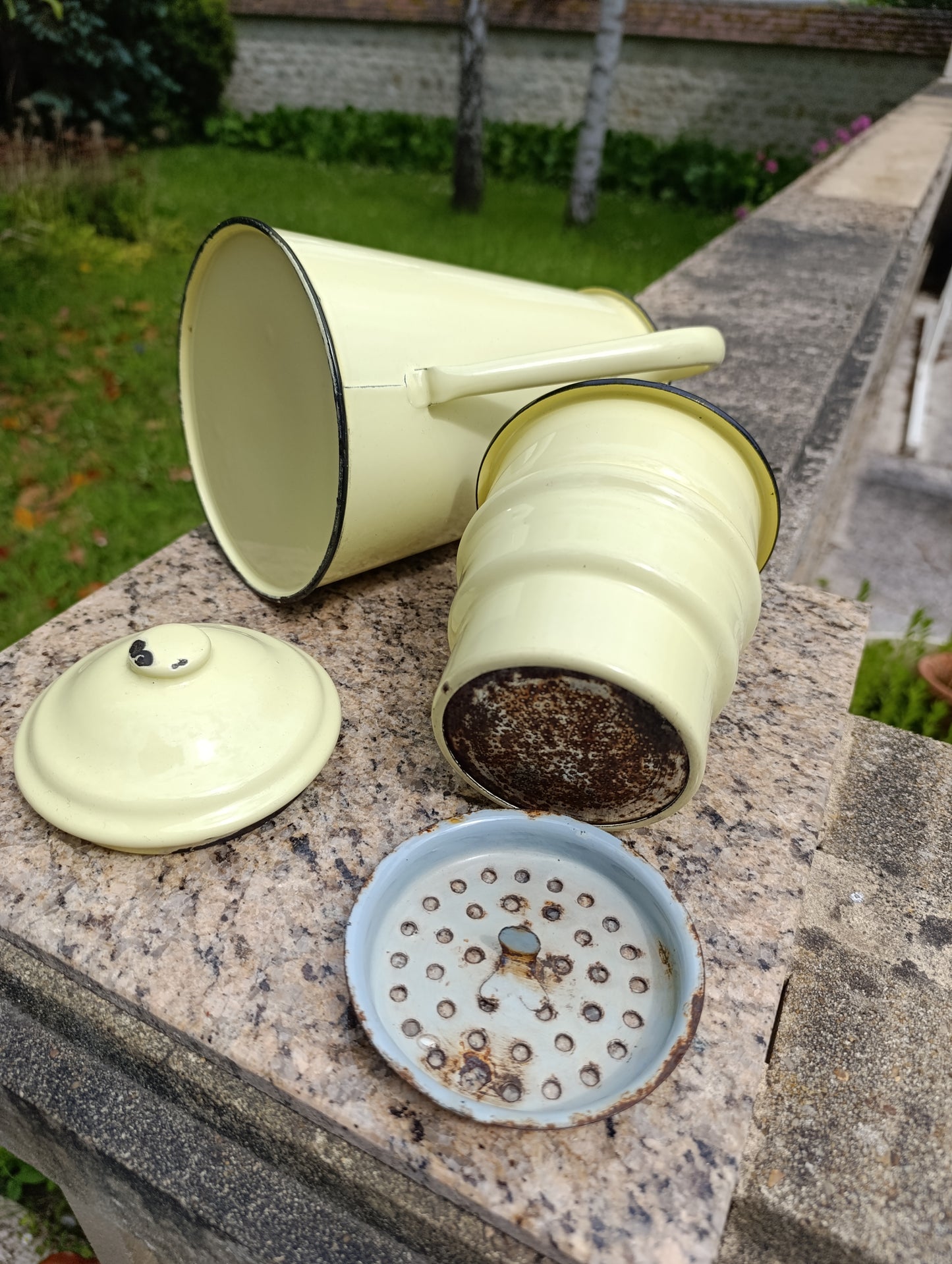 Cafetière ancienne émaillée jaune pâle et liseret noir vintage rétro cuisine