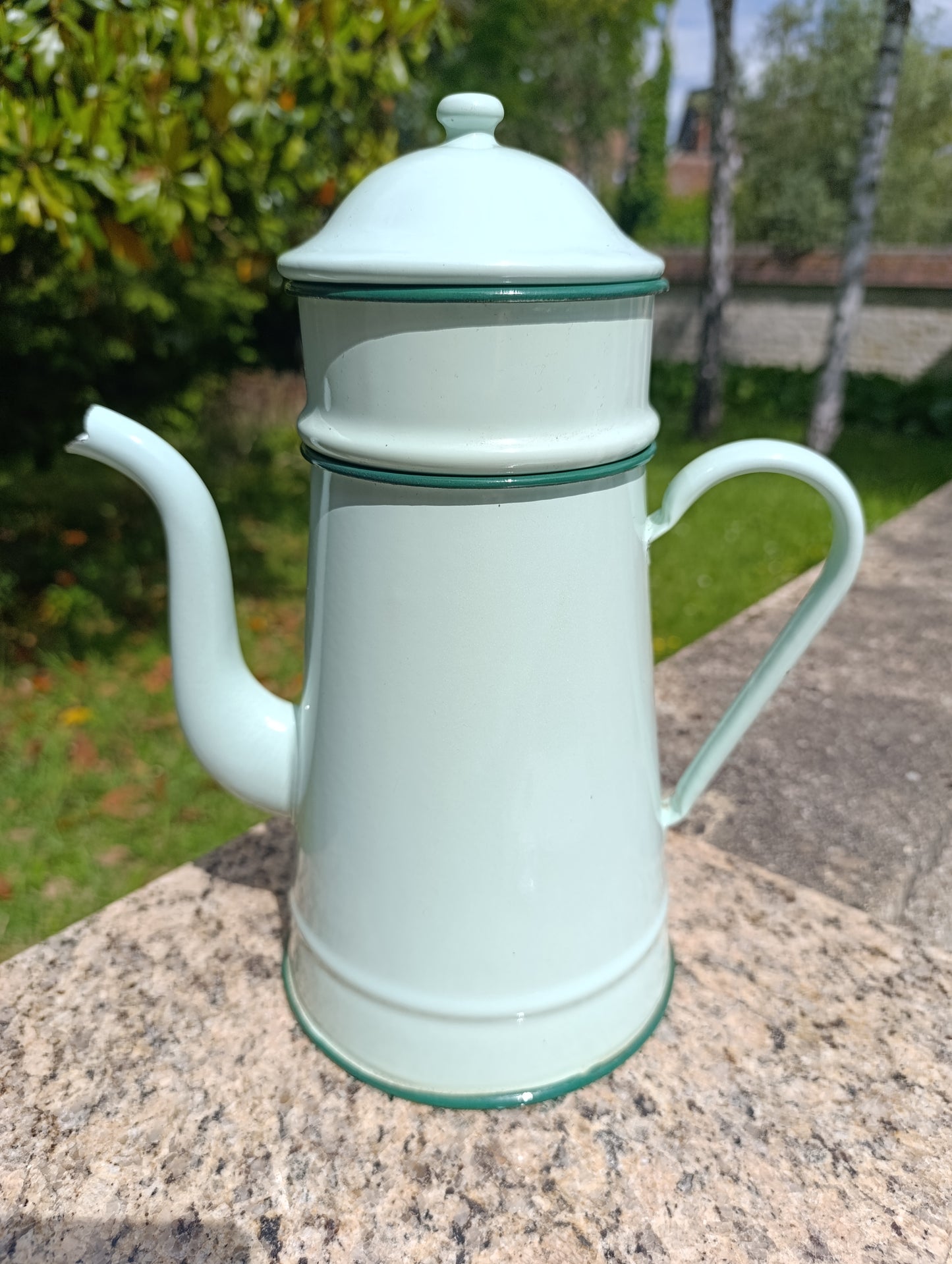Cafetière ancienne émaillée vert pâle et liseret vert grand modèle vintage