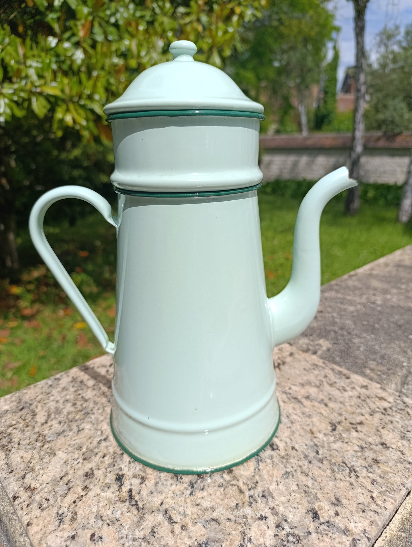 Cafetière ancienne émaillée vert pâle et liseret vert grand modèle vintage