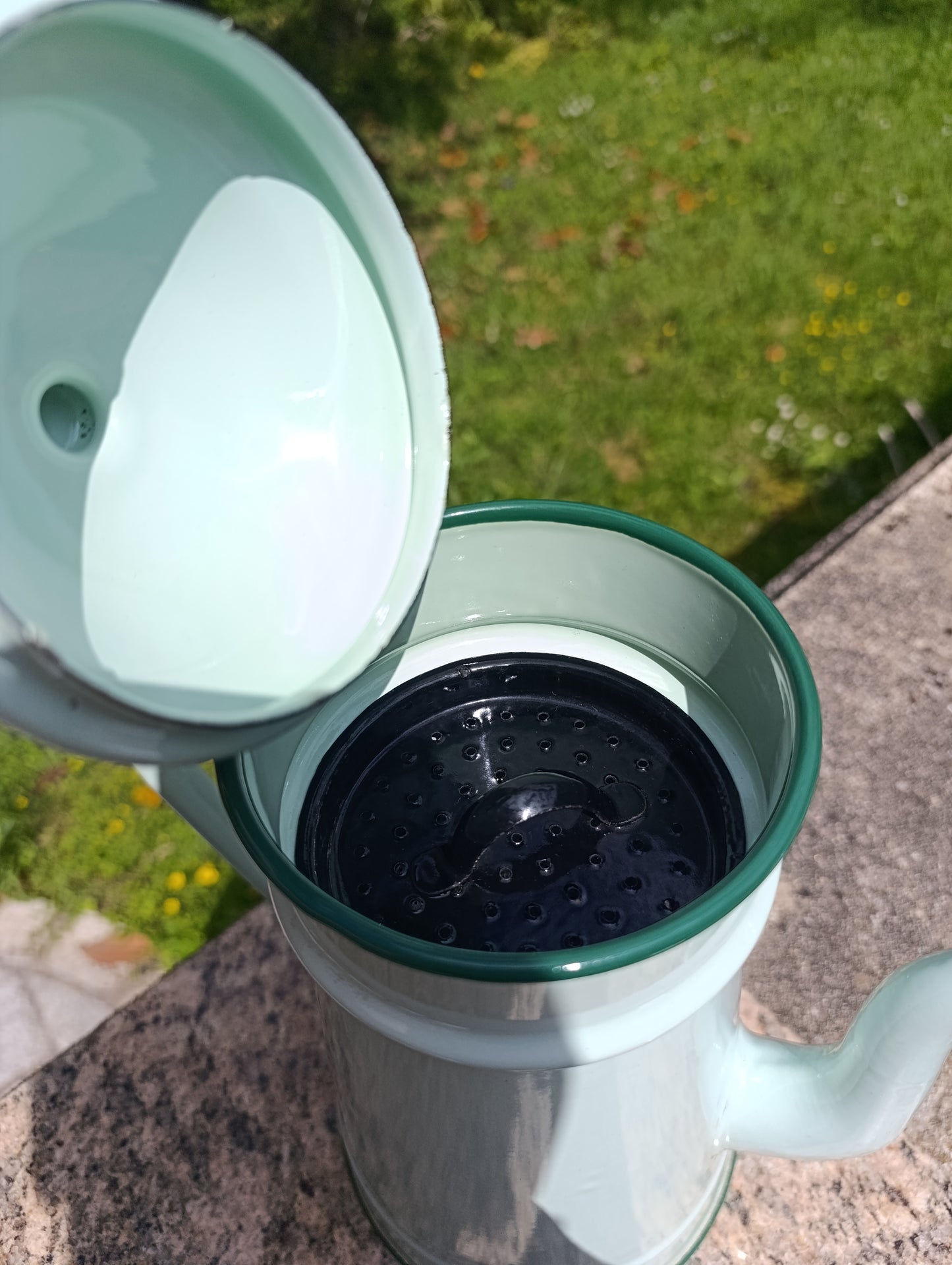 Cafetière ancienne émaillée vert pâle et liseret vert grand modèle vintage