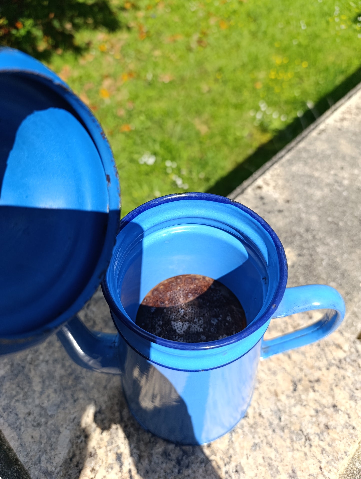 Cafetière filtre ancienne en tôle émaillée bleue vintage – cafetière émail rétro cuisine campagne