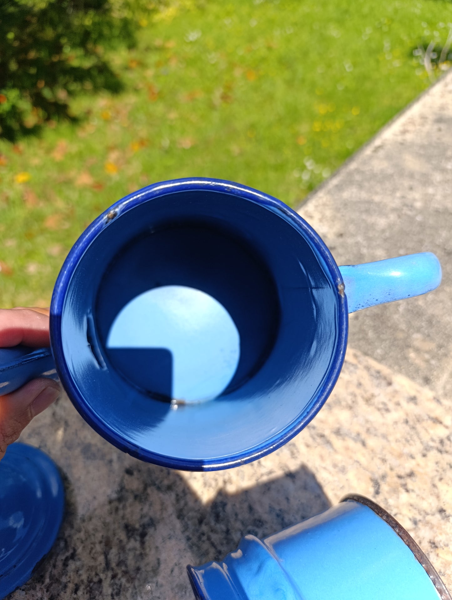 Cafetière filtre ancienne en tôle émaillée bleue vintage – cafetière émail rétro cuisine campagne