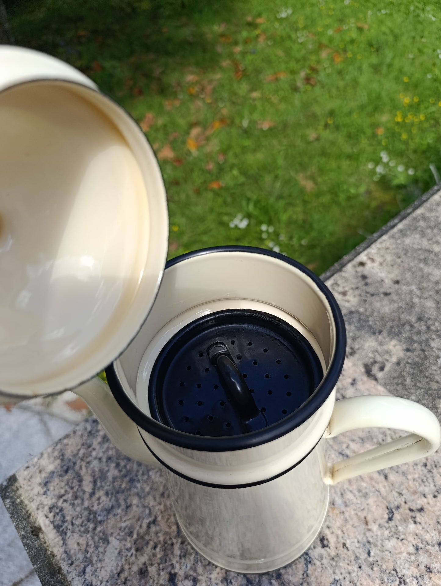 Grande cafetière filtre ancienne beige émaillée à liserés noirs – cafetière vintage rétro cuisine campagne