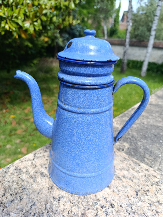 Grande cafetière filtre ancienne en tôle émaillée bleue mouchetée