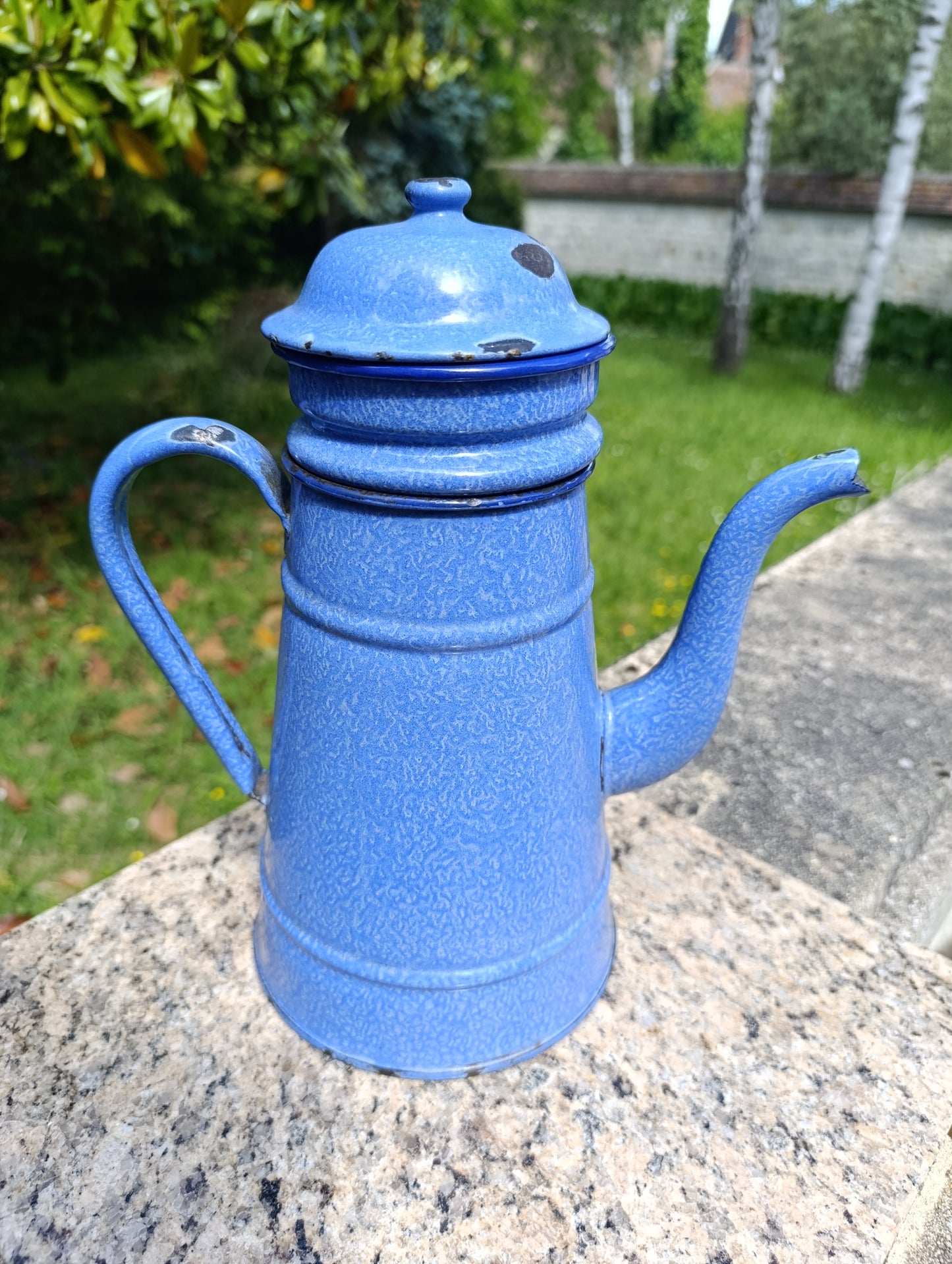 Grande cafetière filtre ancienne en tôle émaillée bleue mouchetée