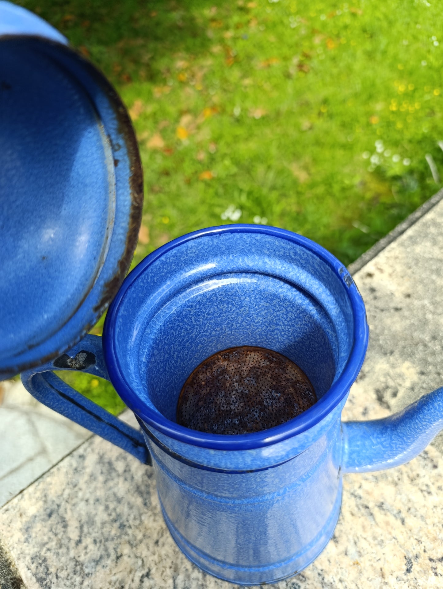 Grande cafetière filtre ancienne en tôle émaillée bleue mouchetée