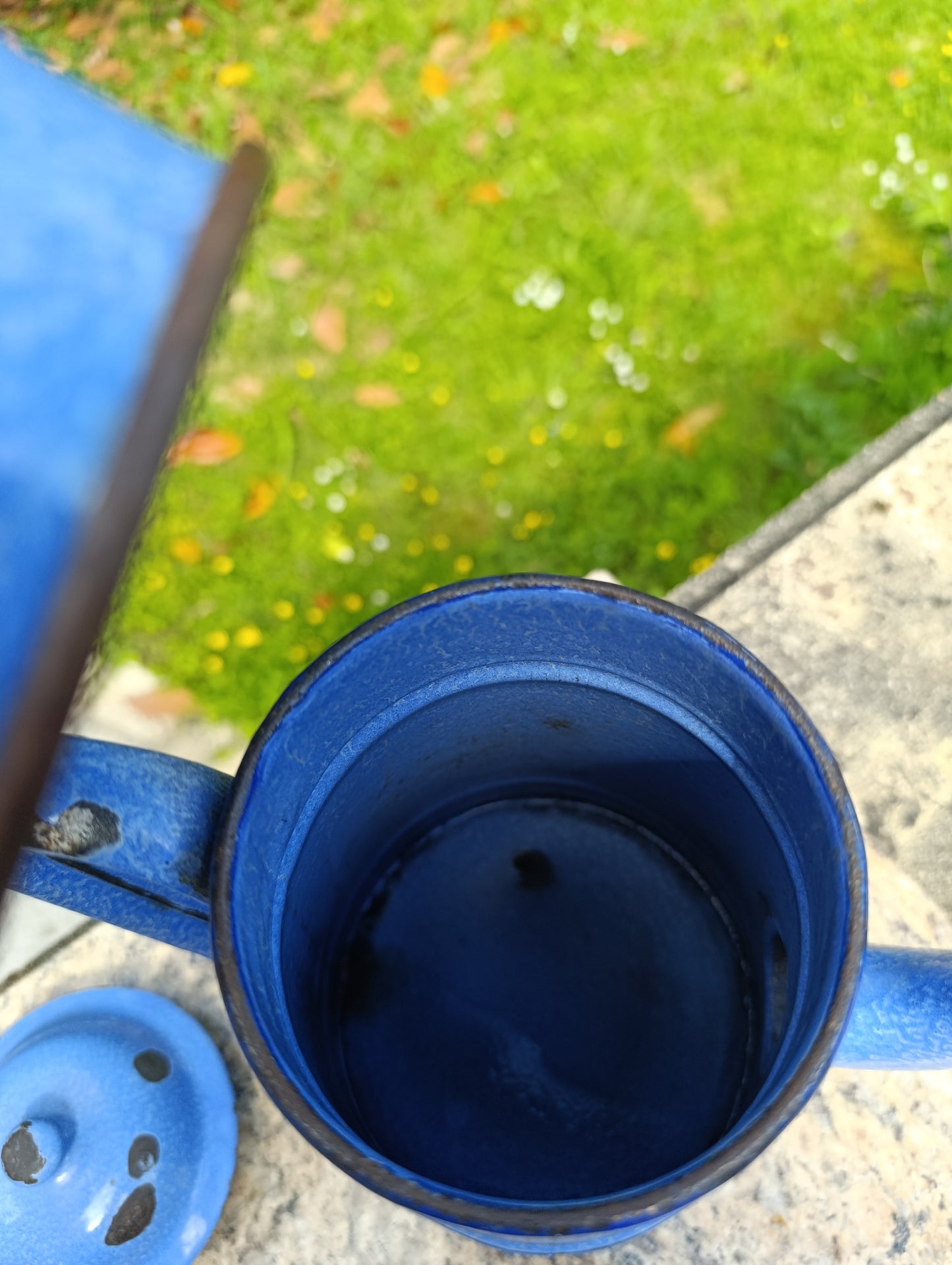 Grande cafetière filtre ancienne en tôle émaillée bleue mouchetée