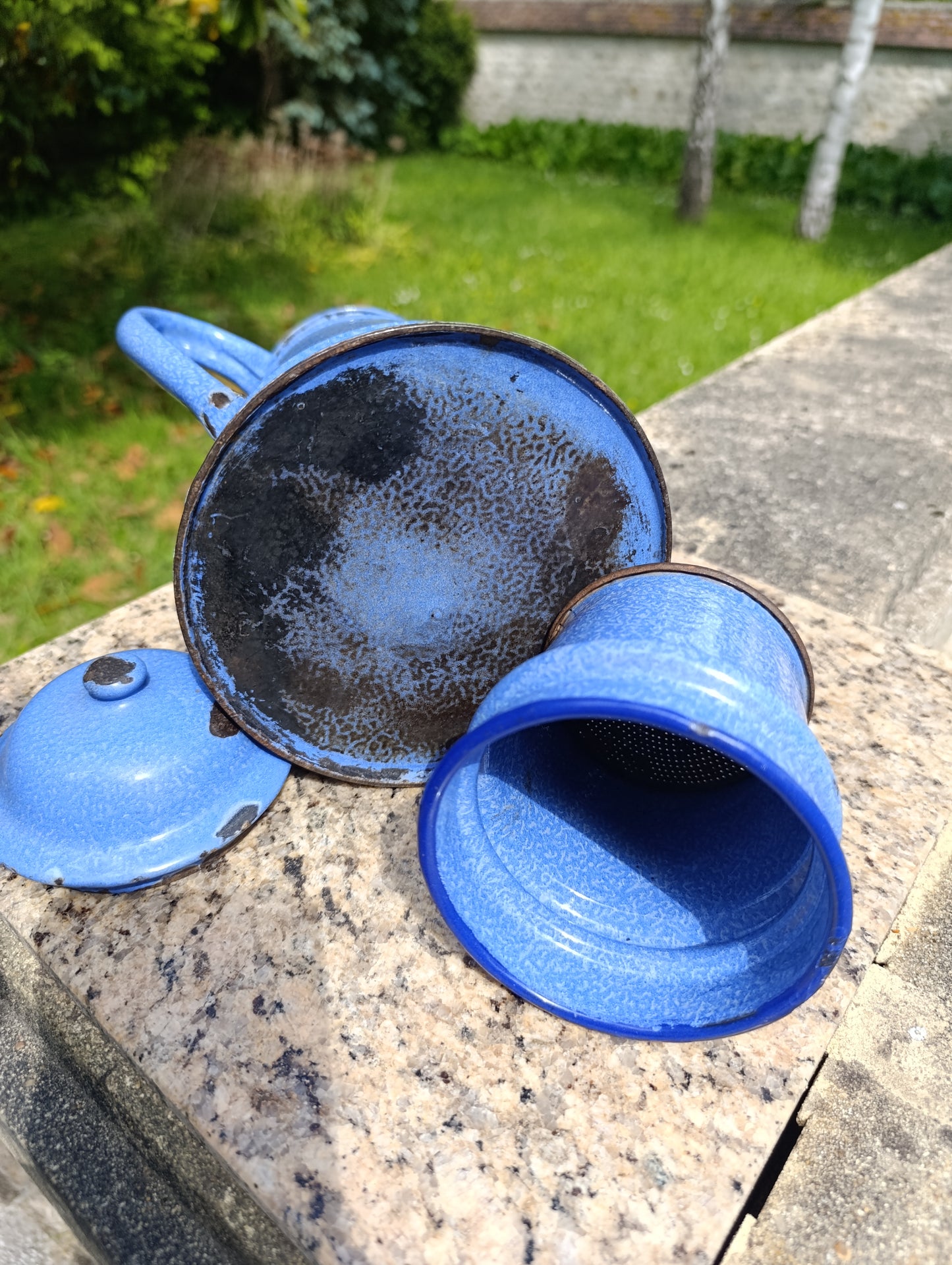 Grande cafetière filtre ancienne en tôle émaillée bleue mouchetée