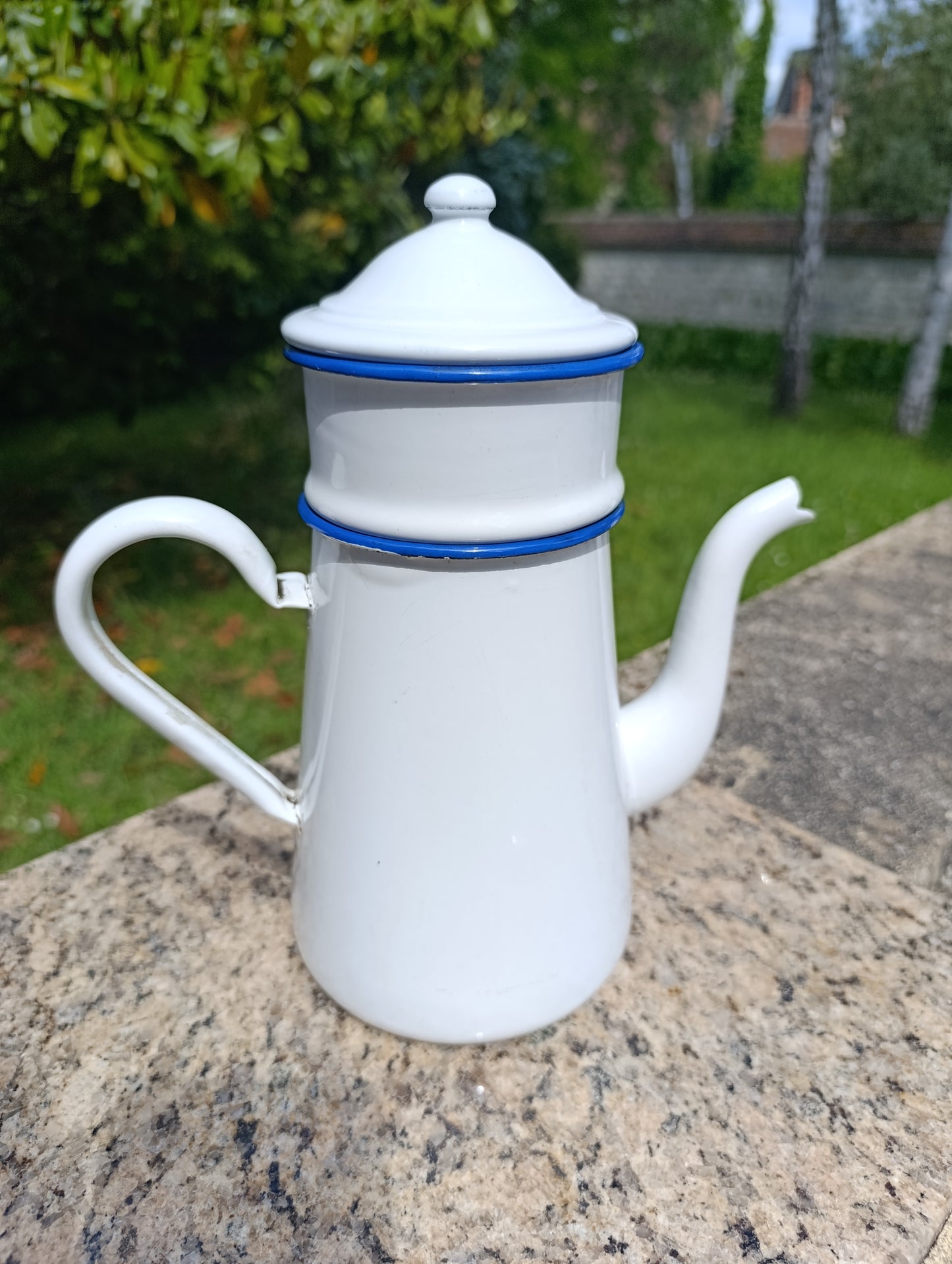 Grande cafetière filtre ancienne blanche émaillée à liserés bleus – cafetière vintage rétro cuisine française