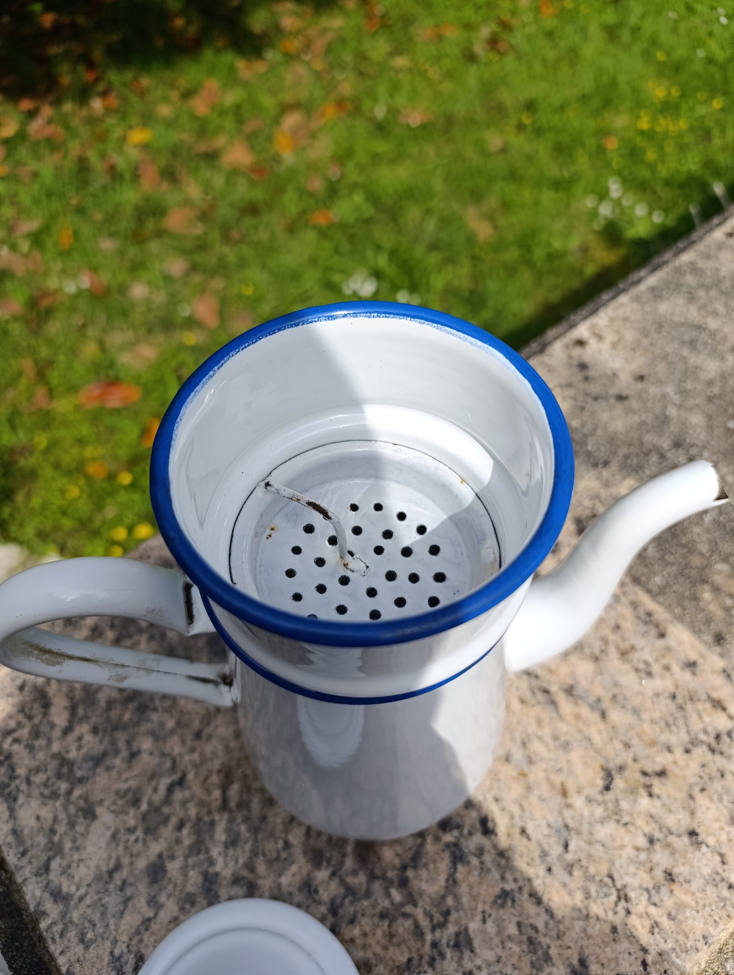 Grande cafetière filtre ancienne blanche émaillée à liserés bleus – cafetière vintage rétro cuisine française