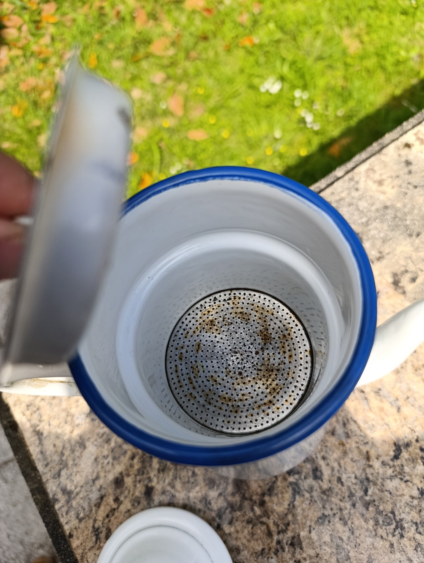 Grande cafetière filtre ancienne blanche émaillée à liserés bleus – cafetière vintage rétro cuisine française