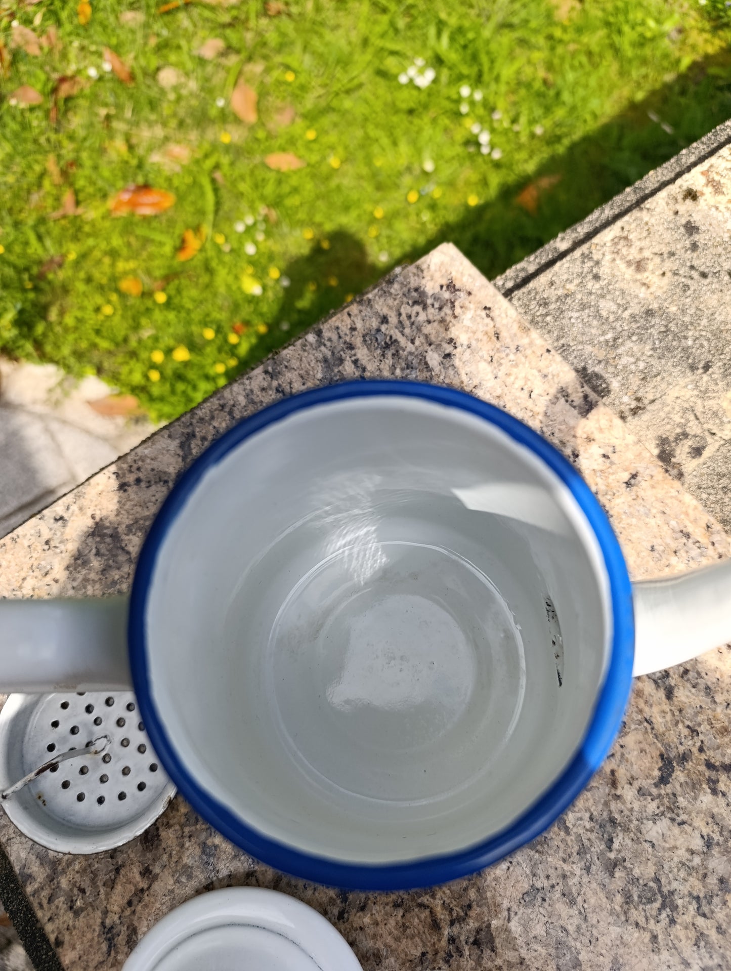Grande cafetière filtre ancienne blanche émaillée à liserés bleus – cafetière vintage rétro cuisine française