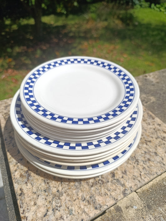 Lot de 12 assiettes Oxford décor damier bleu – 6 petites, 4 creuses, 2 plates