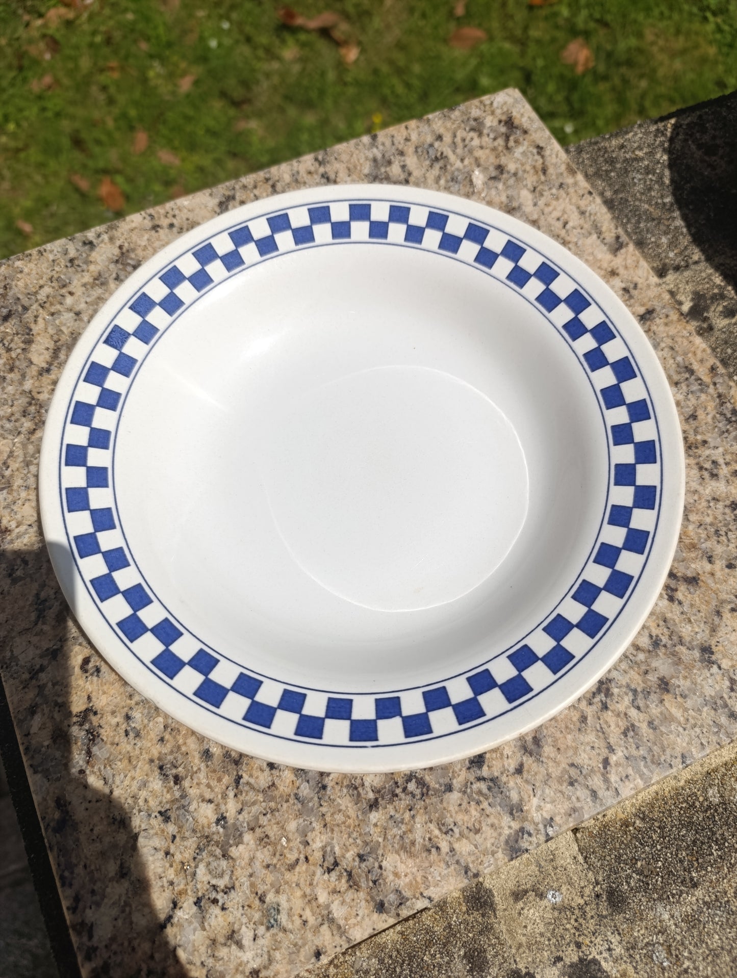 Lot de 12 assiettes Oxford décor damier bleu – 6 petites, 4 creuses, 2 plates