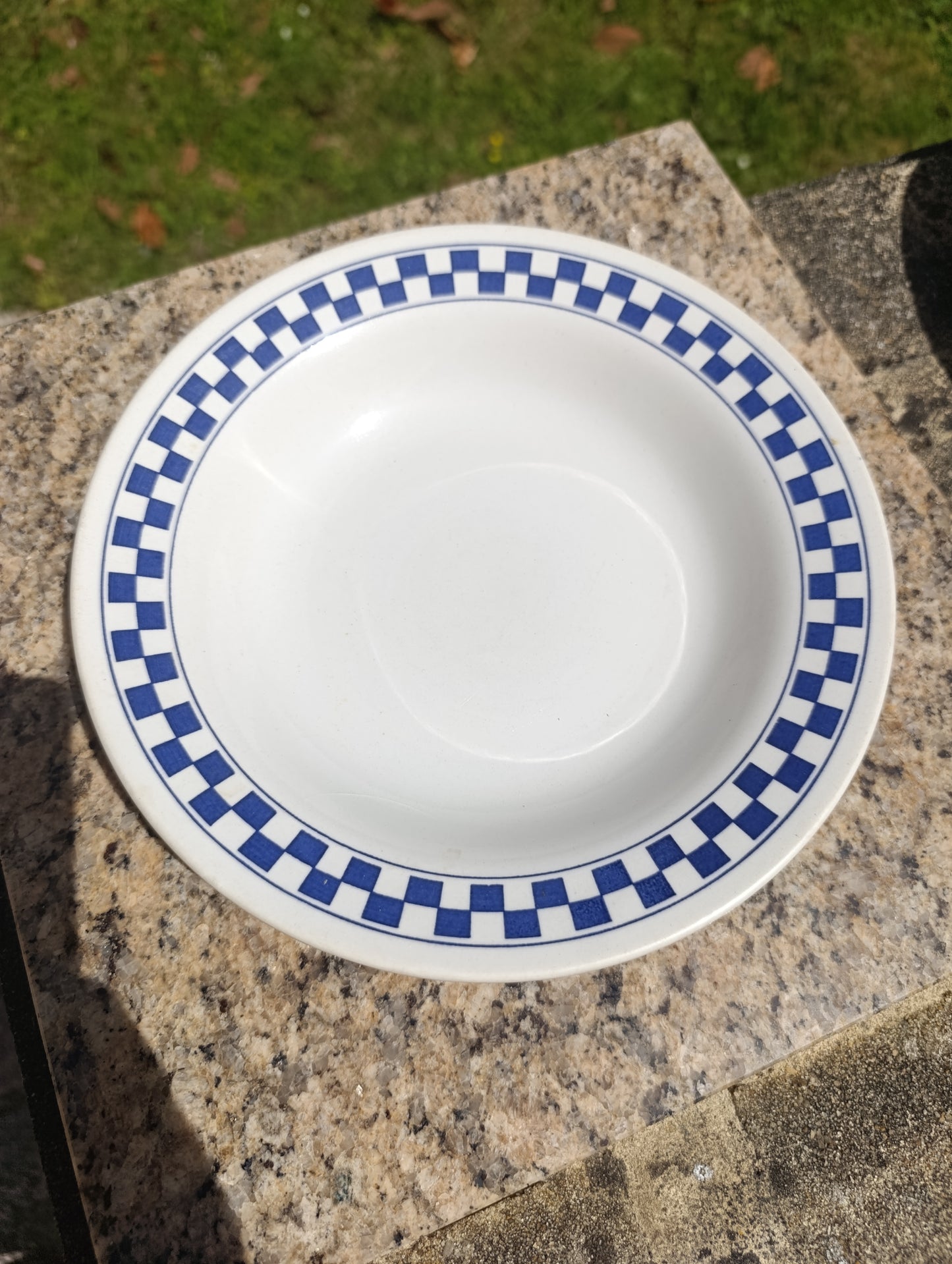 Lot de 12 assiettes Oxford décor damier bleu – 6 petites, 4 creuses, 2 plates