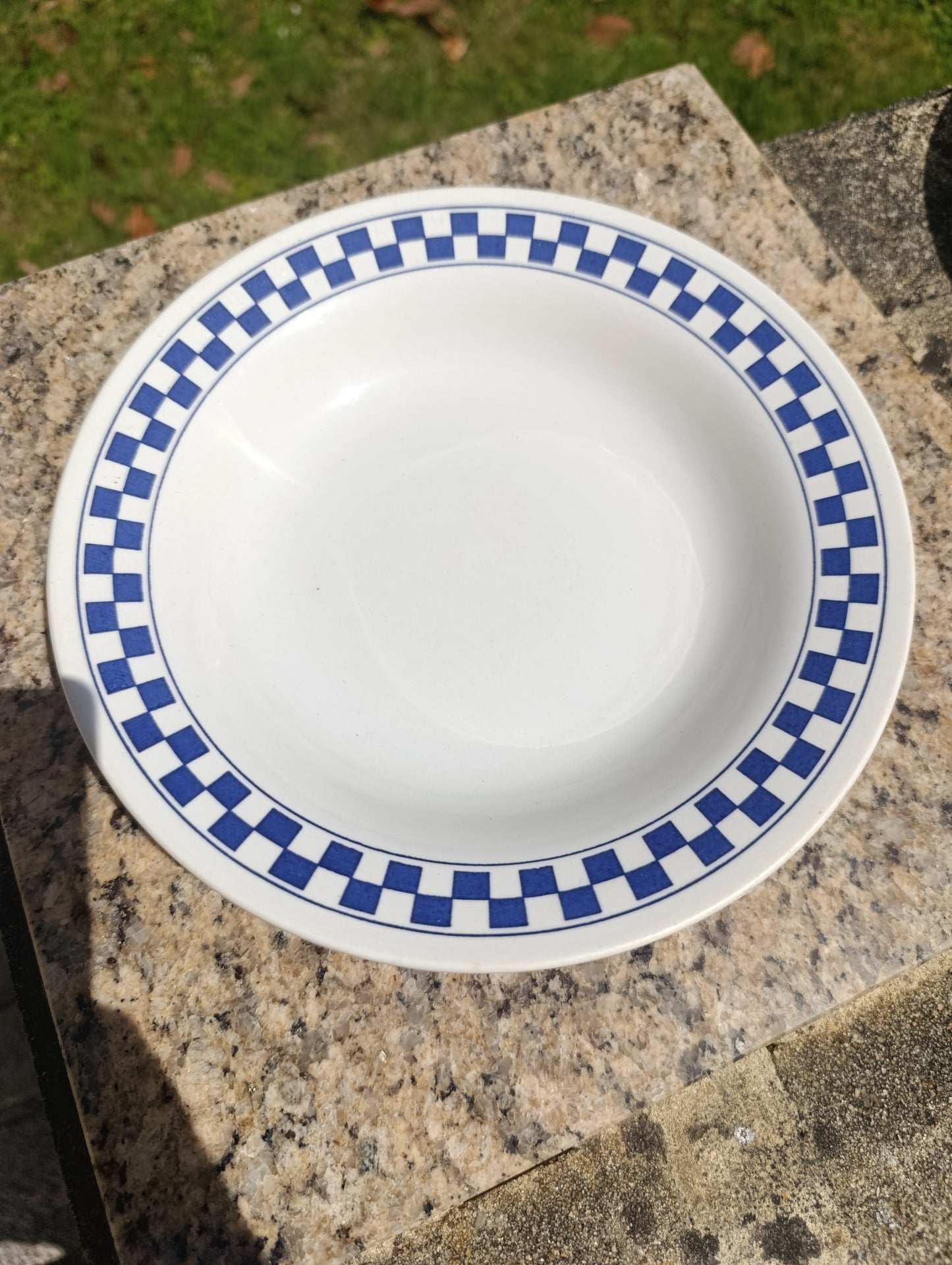 Lot de 12 assiettes Oxford décor damier bleu – 6 petites, 4 creuses, 2 plates