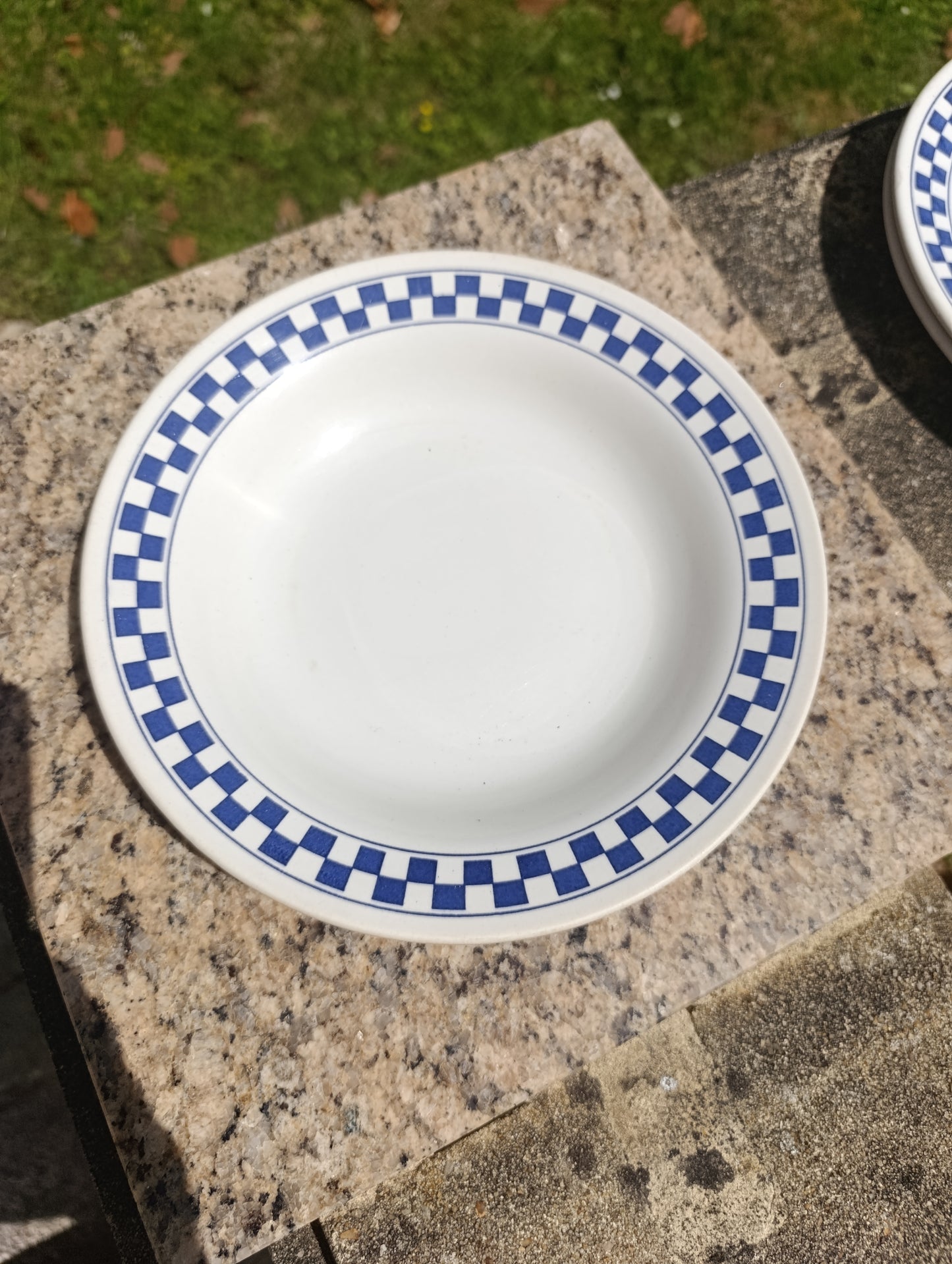 Lot de 12 assiettes Oxford décor damier bleu – 6 petites, 4 creuses, 2 plates
