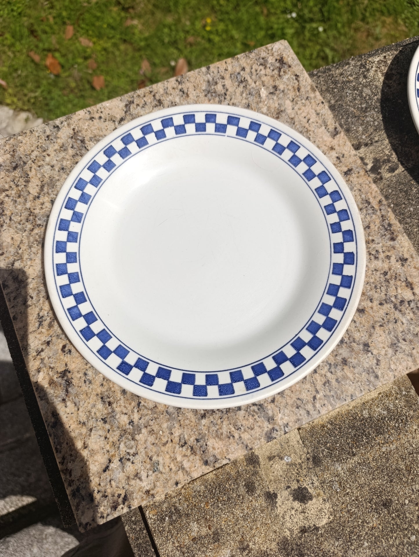 Lot de 12 assiettes Oxford décor damier bleu – 6 petites, 4 creuses, 2 plates