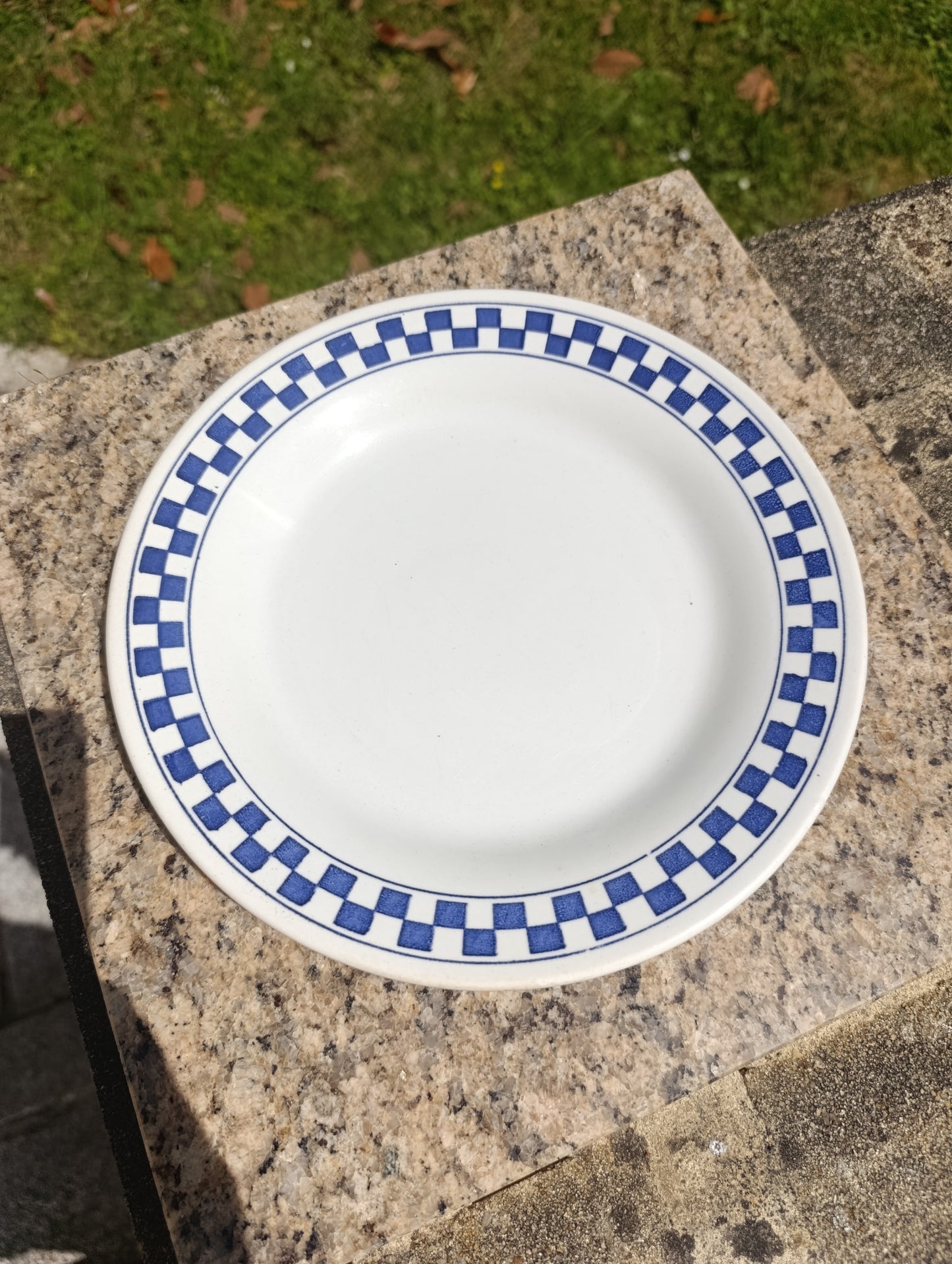 Lot de 12 assiettes Oxford décor damier bleu – 6 petites, 4 creuses, 2 plates