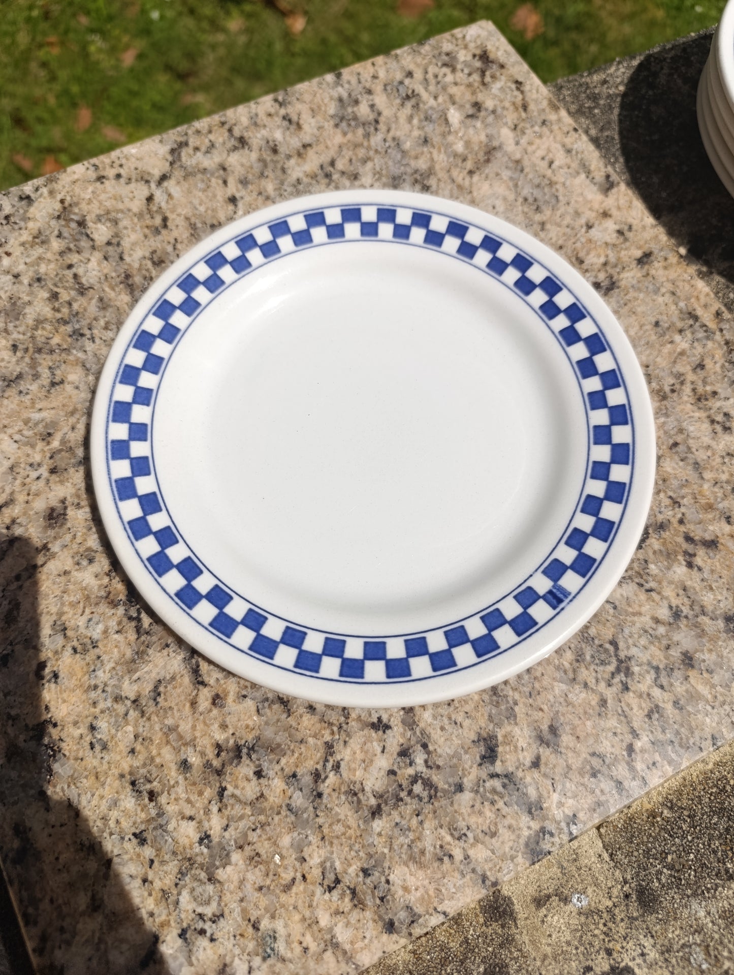 Lot de 12 assiettes Oxford décor damier bleu – 6 petites, 4 creuses, 2 plates