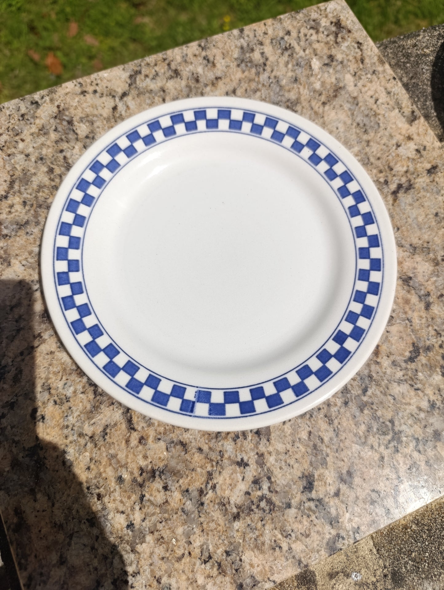 Lot de 12 assiettes Oxford décor damier bleu – 6 petites, 4 creuses, 2 plates