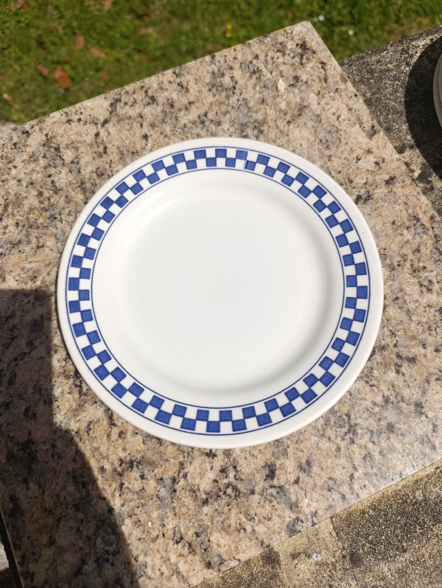 Lot de 12 assiettes Oxford décor damier bleu – 6 petites, 4 creuses, 2 plates
