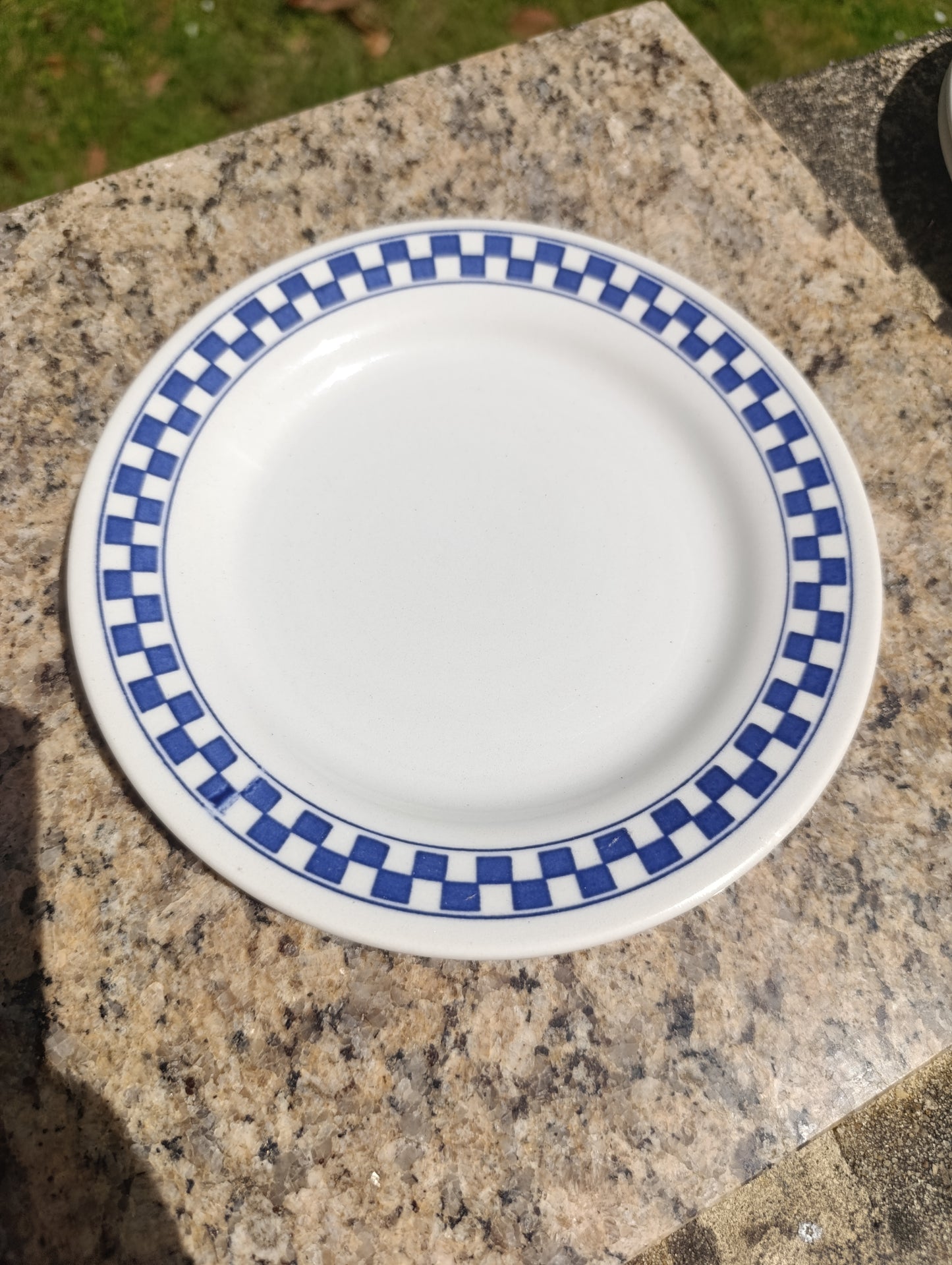 Lot de 12 assiettes Oxford décor damier bleu – 6 petites, 4 creuses, 2 plates