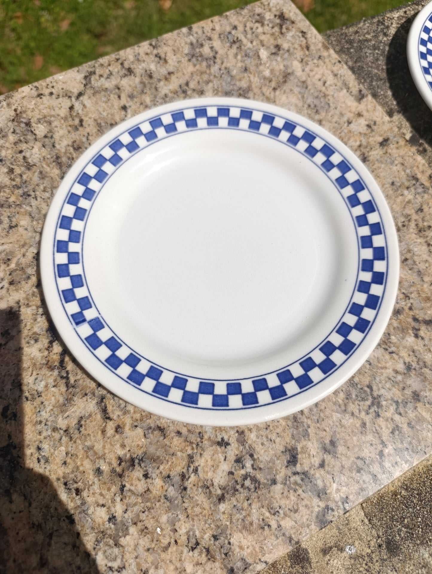 Lot de 12 assiettes Oxford décor damier bleu – 6 petites, 4 creuses, 2 plates