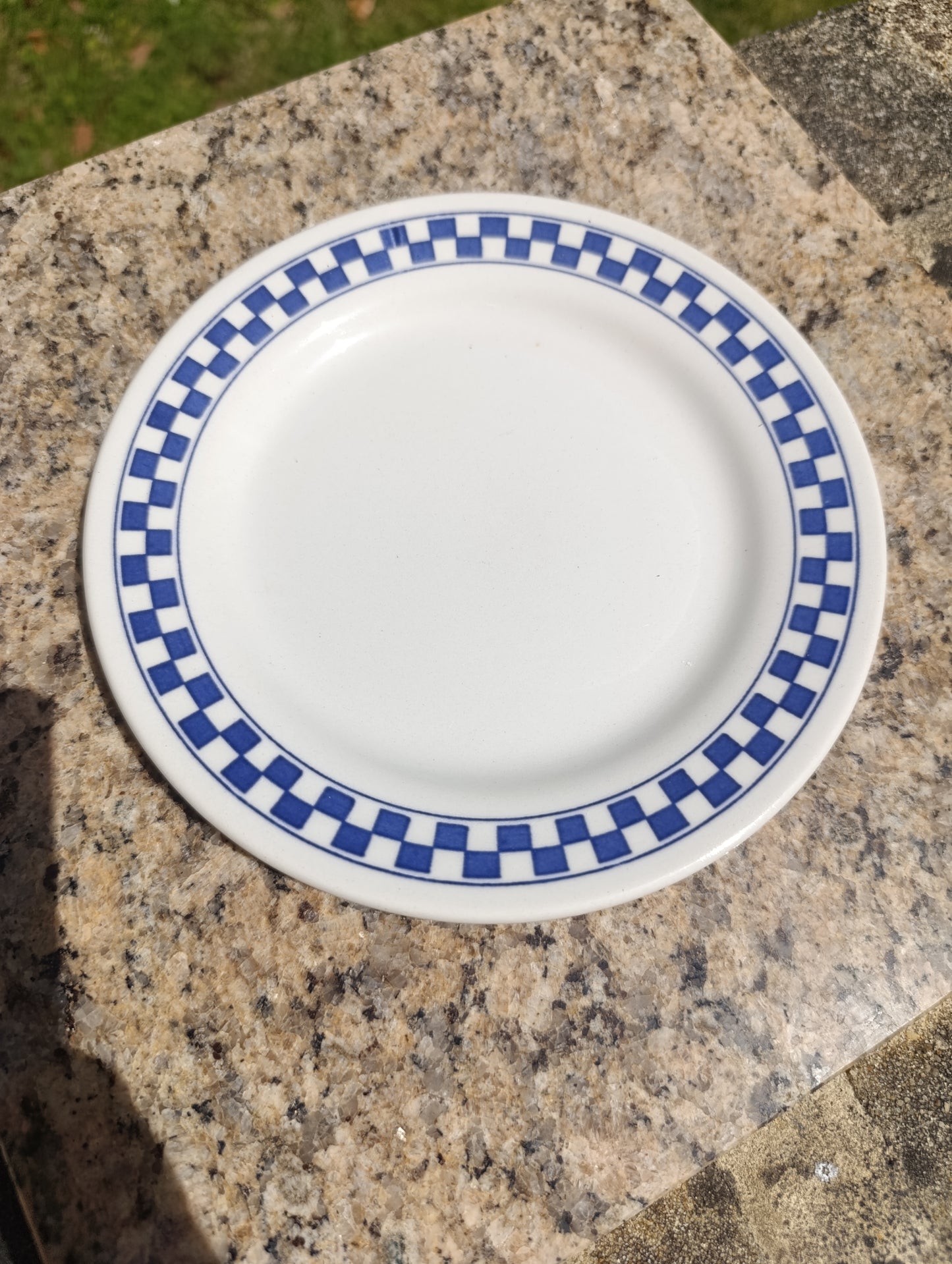 Lot de 12 assiettes Oxford décor damier bleu – 6 petites, 4 creuses, 2 plates
