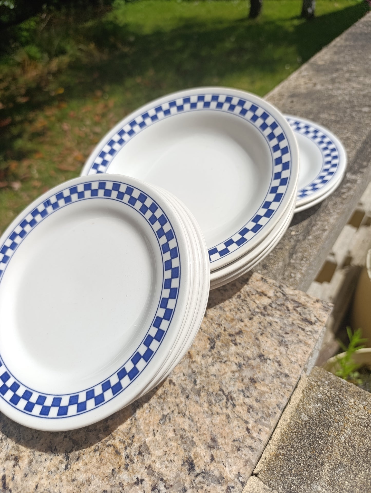 Lot de 12 assiettes Oxford décor damier bleu – 6 petites, 4 creuses, 2 plates