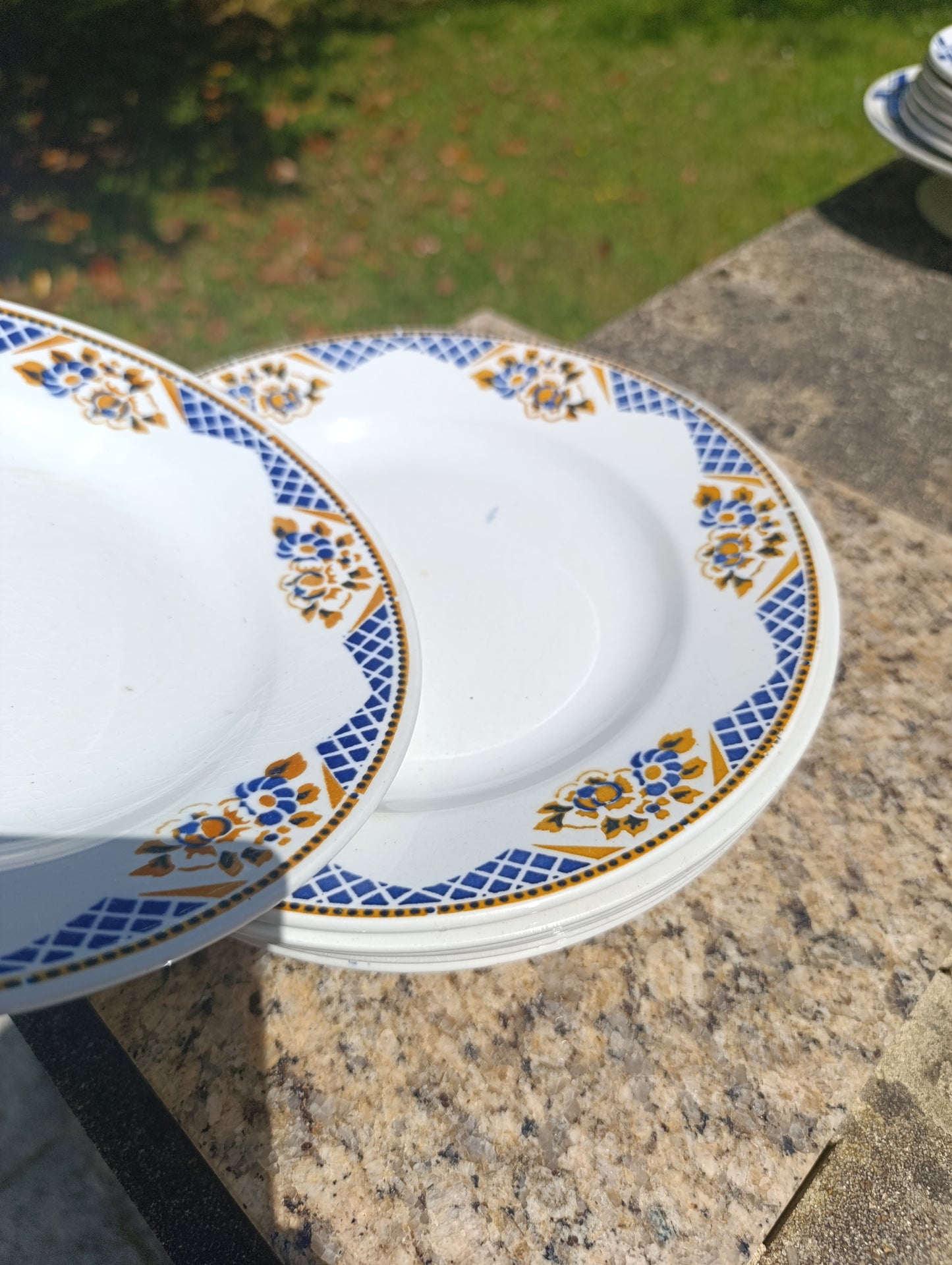 Lot de 7 assiettes plates anciennes Terre de Fer St Amand & Hamage – décor floral bleu et ocre