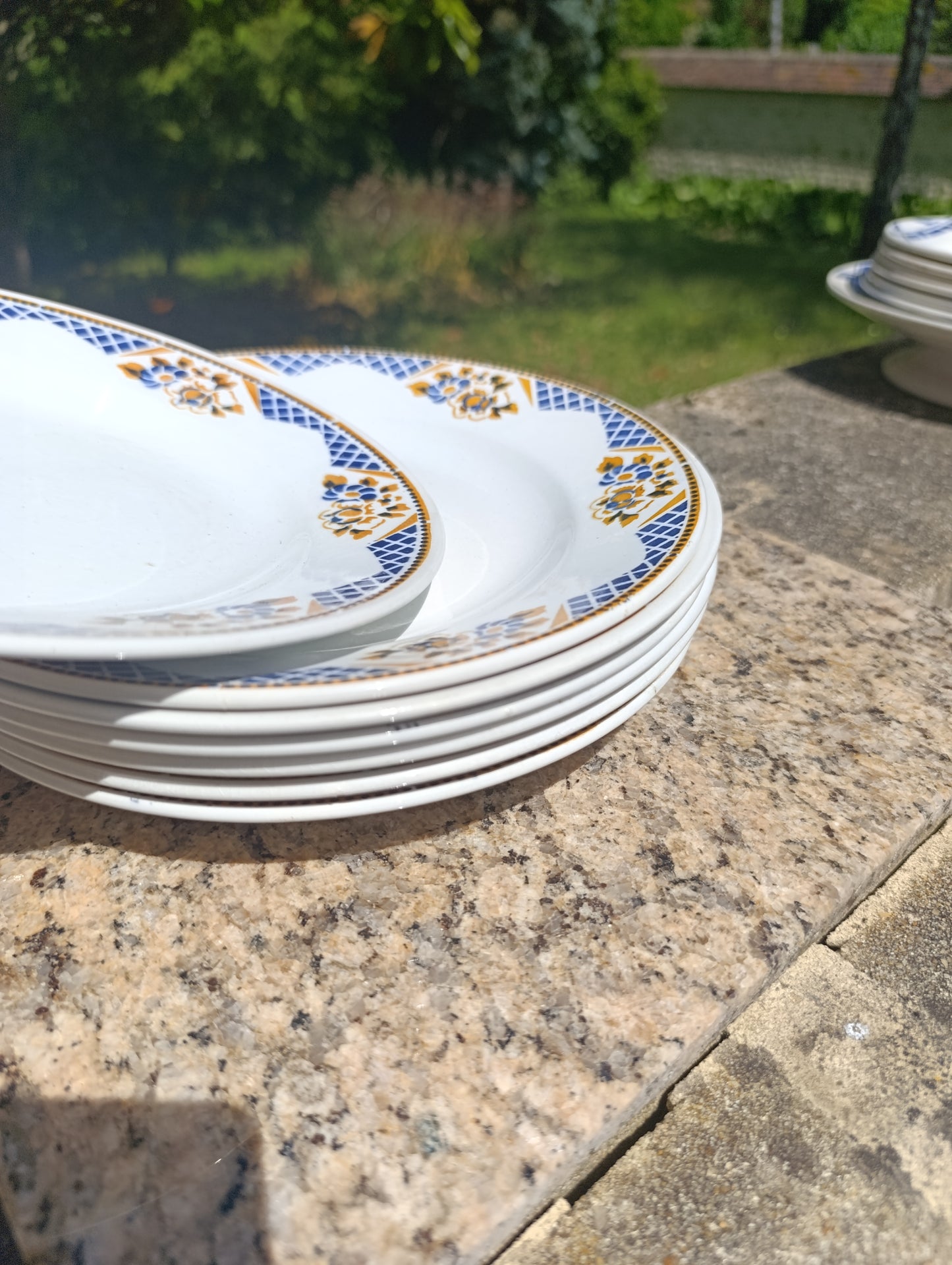 Lot de 7 assiettes plates anciennes Terre de Fer St Amand & Hamage – décor floral bleu et ocre