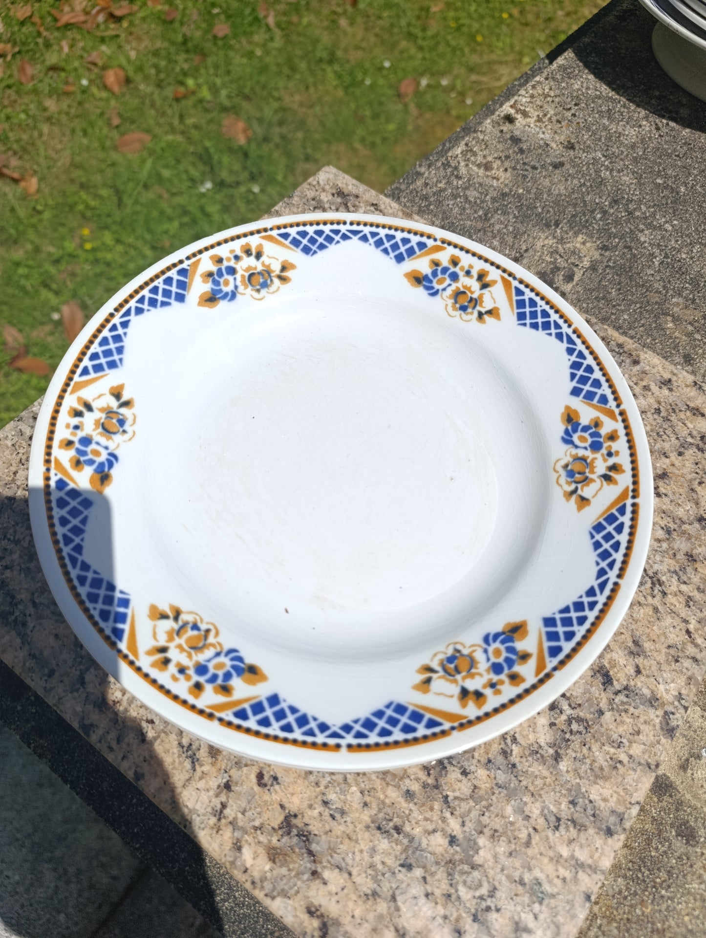 Lot de 7 assiettes plates anciennes Terre de Fer St Amand & Hamage – décor floral bleu et ocre