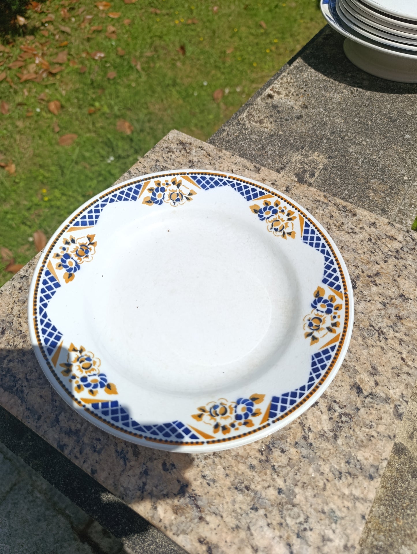 Lot de 7 assiettes plates anciennes Terre de Fer St Amand & Hamage – décor floral bleu et ocre