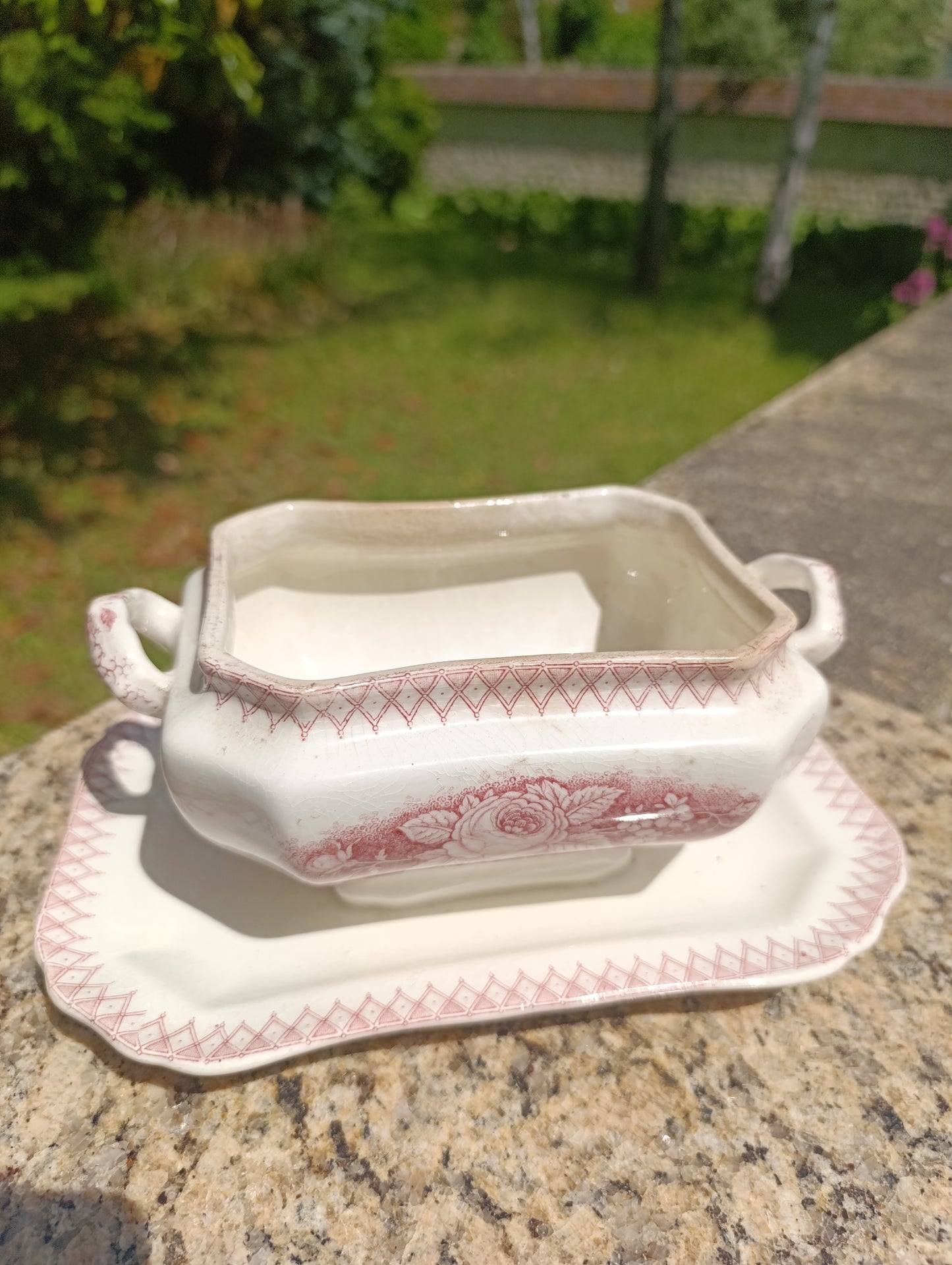 Saucière ancienne en porcelaine – décor rose floral – Plat Cavalier Porcelaine / Hoei Bodkin Saar Basin