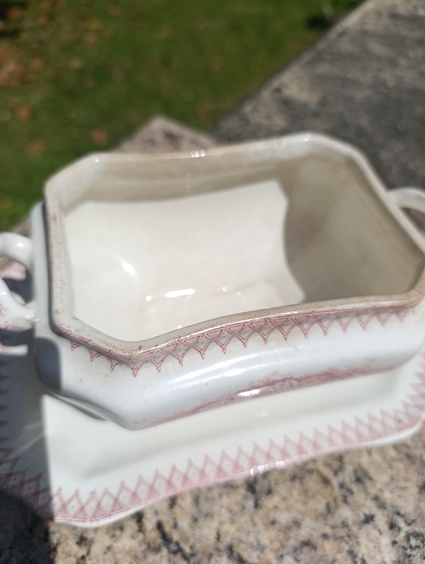 Saucière ancienne en porcelaine – décor rose floral – Plat Cavalier Porcelaine / Hoei Bodkin Saar Basin