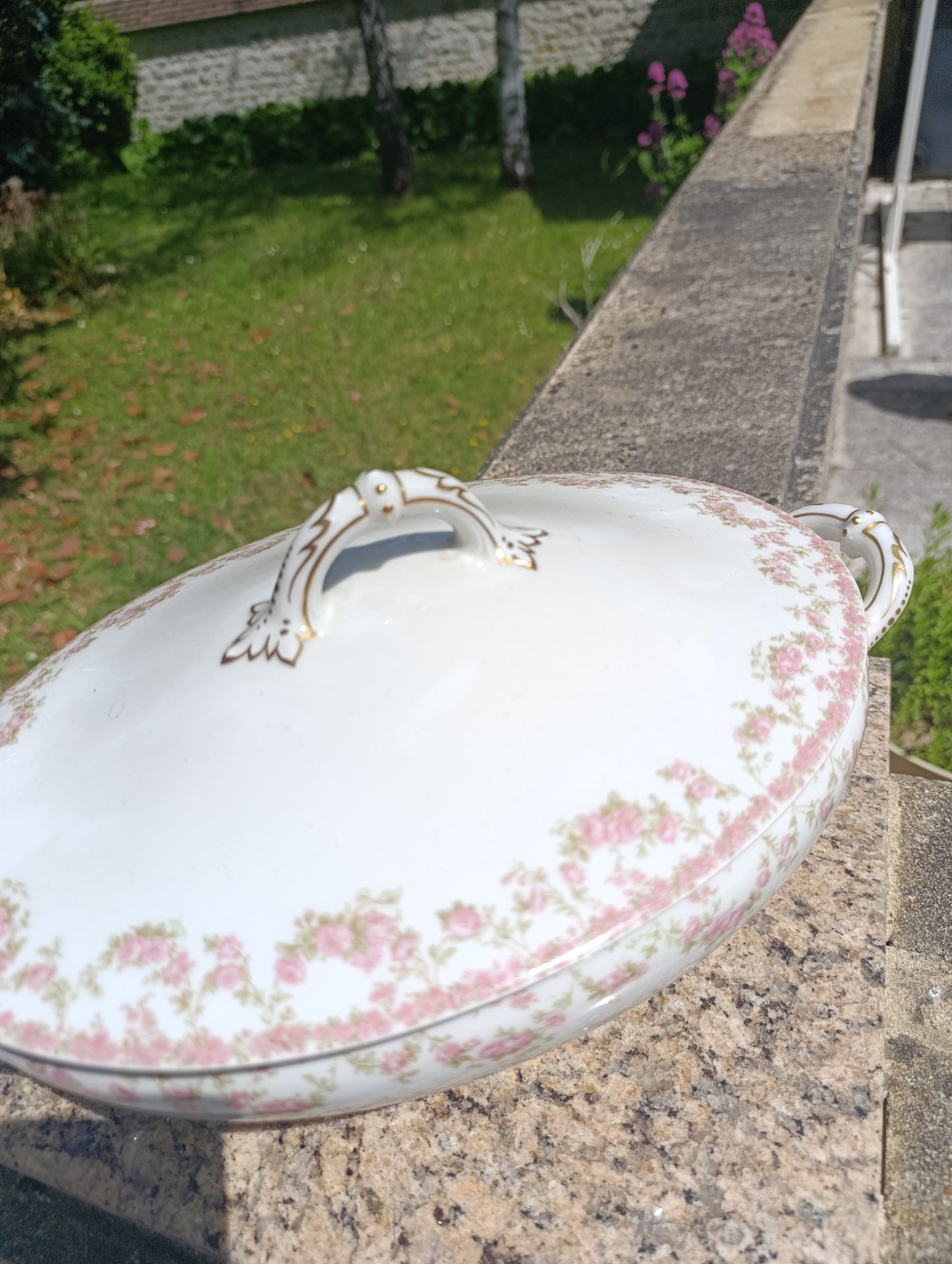 Soupière ancienne Haviland Limoges décor floral rose et doré – porcelaine française