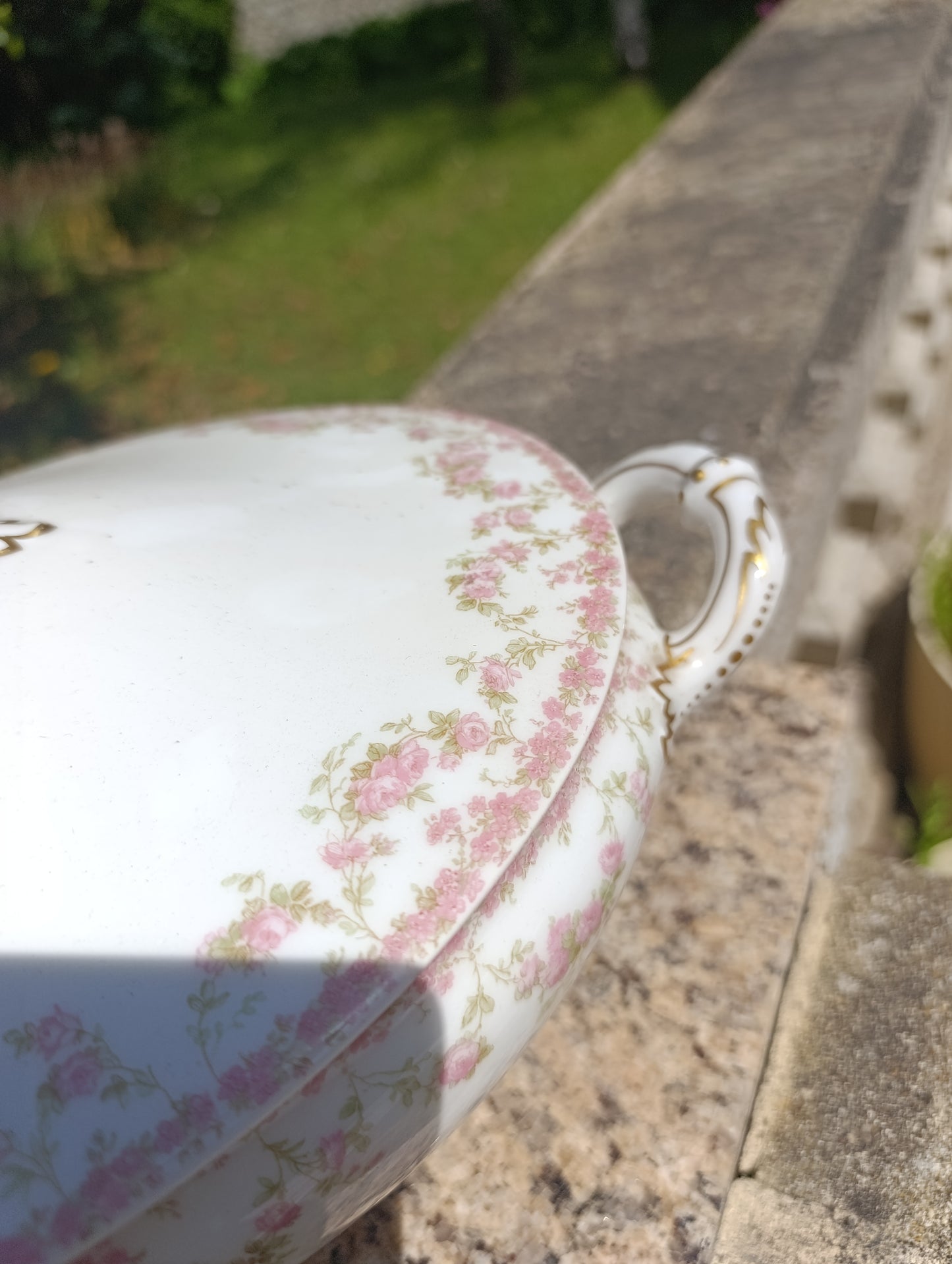 Soupière ancienne Haviland Limoges décor floral rose et doré – porcelaine française