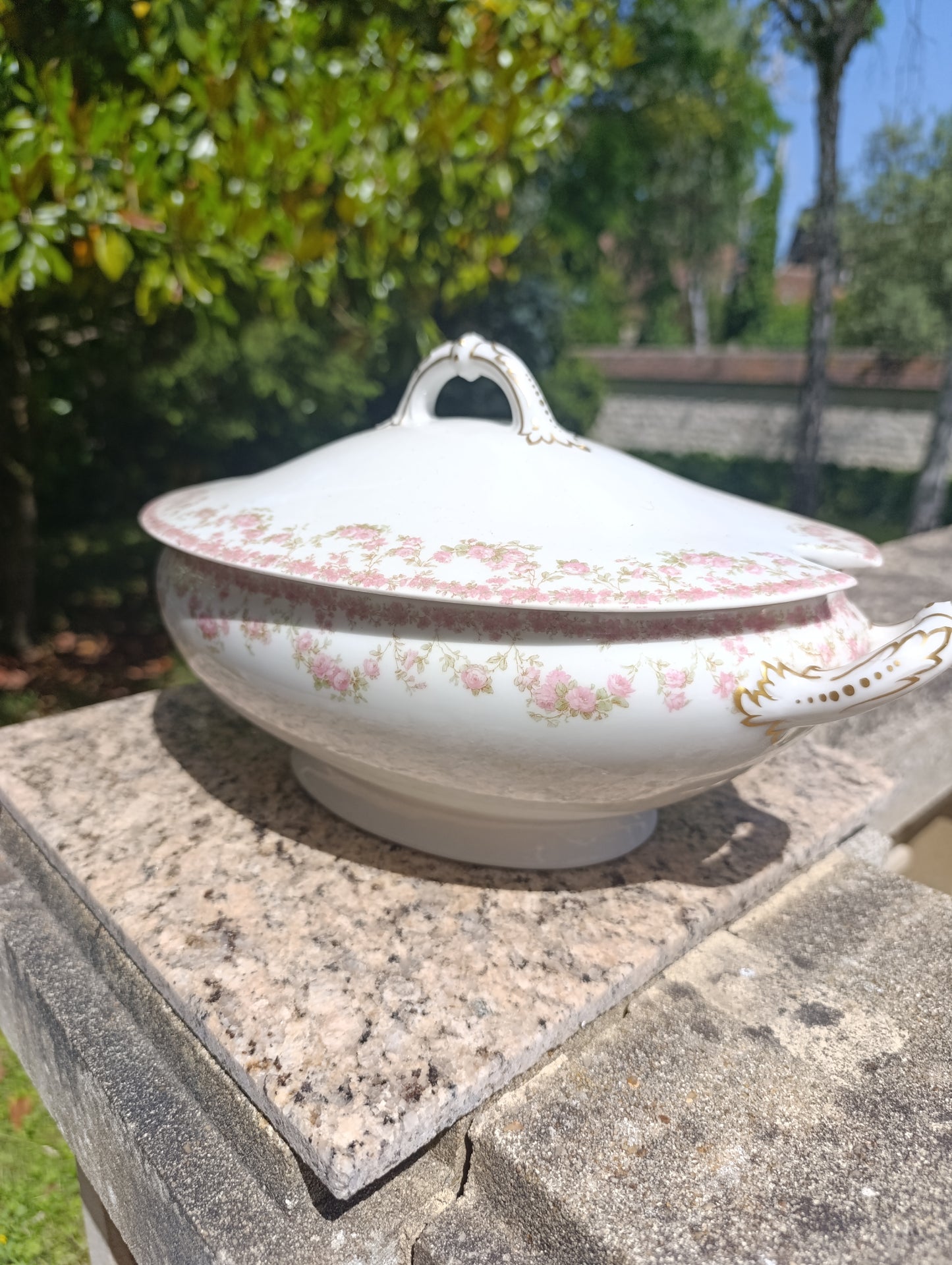 Soupière ancienne Haviland Limoges décor floral rose et doré – porcelaine française