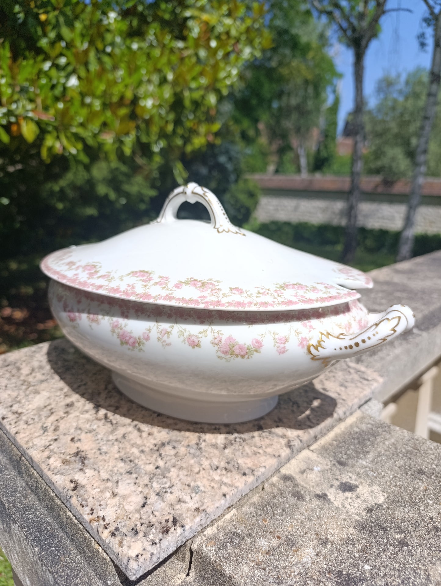 Soupière ancienne Haviland Limoges décor floral rose et doré – porcelaine française