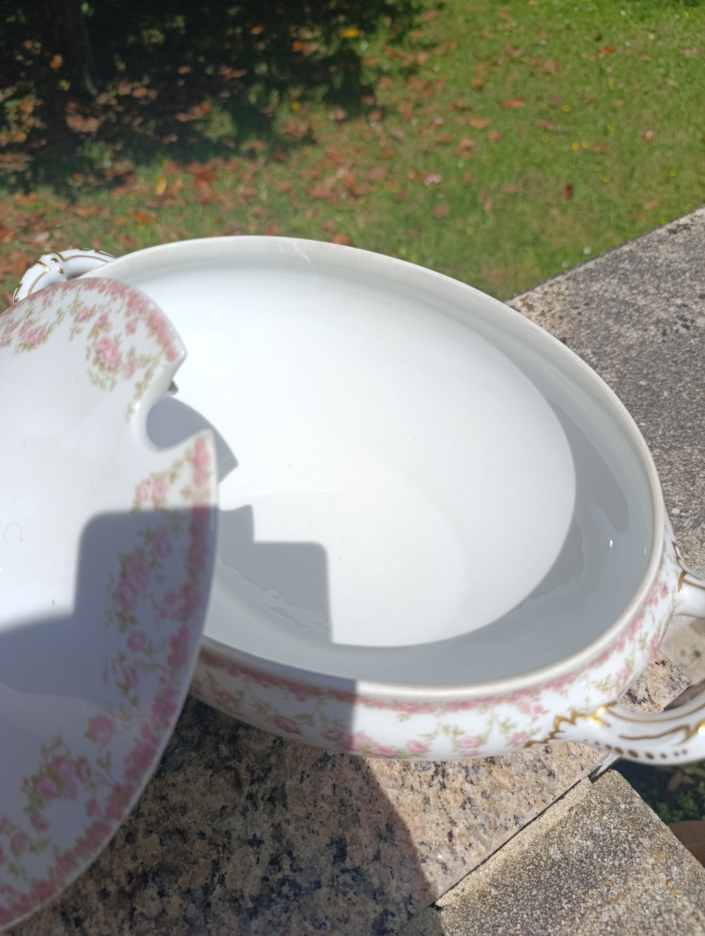 Soupière ancienne Haviland Limoges décor floral rose et doré – porcelaine française