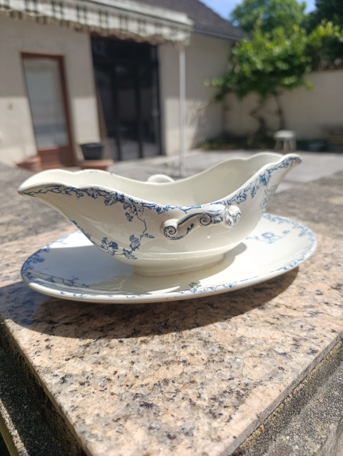Saucière ancienne Lunéville KG modèle Printemps – décor bleu floral avec présentoir