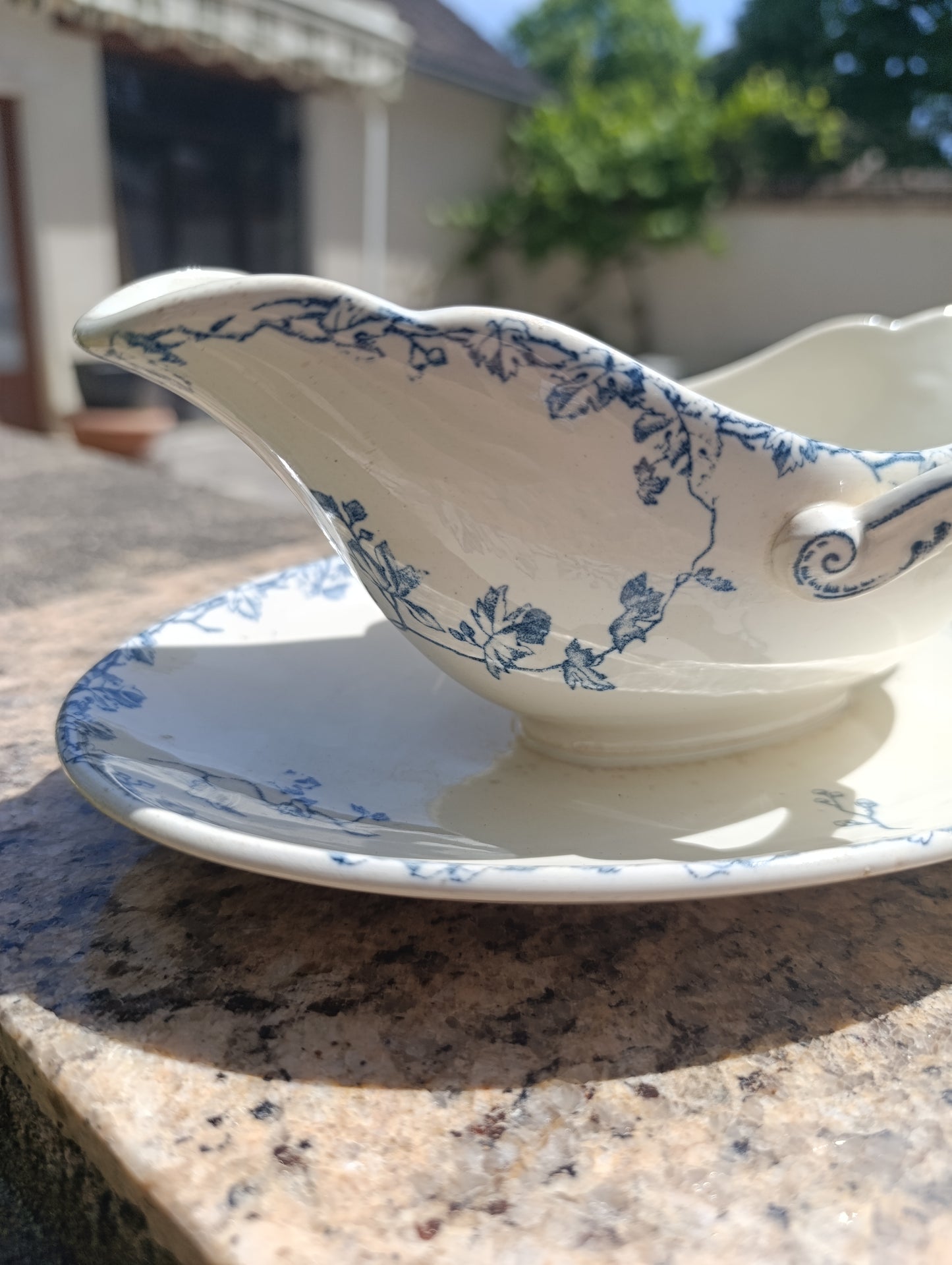 Saucière ancienne Lunéville KG modèle Printemps – décor bleu floral avec présentoir