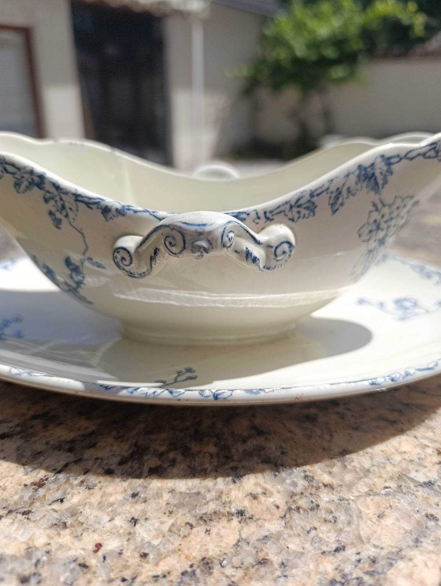Saucière ancienne Lunéville KG modèle Printemps – décor bleu floral avec présentoir