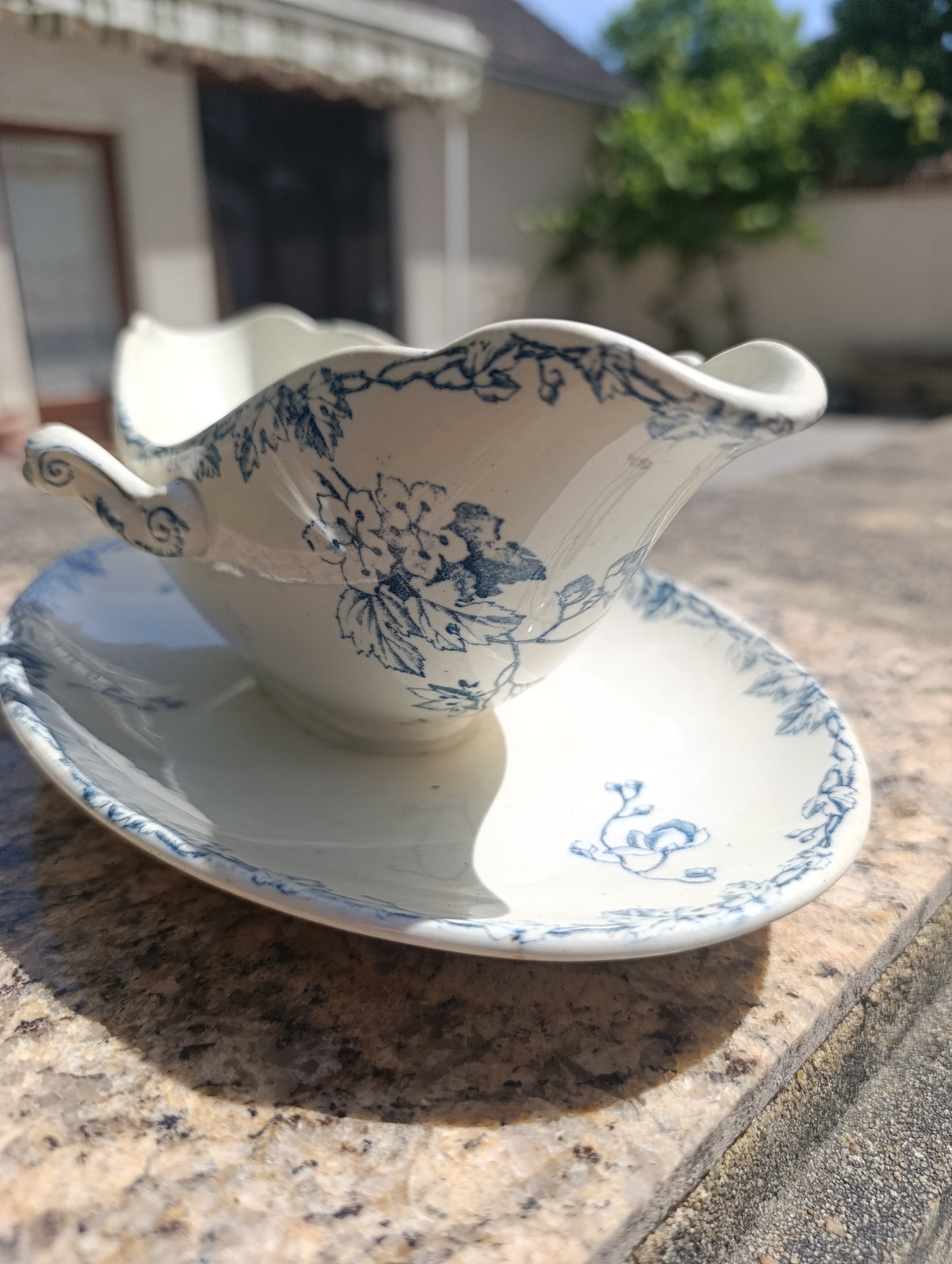 Saucière ancienne Lunéville KG modèle Printemps – décor bleu floral avec présentoir