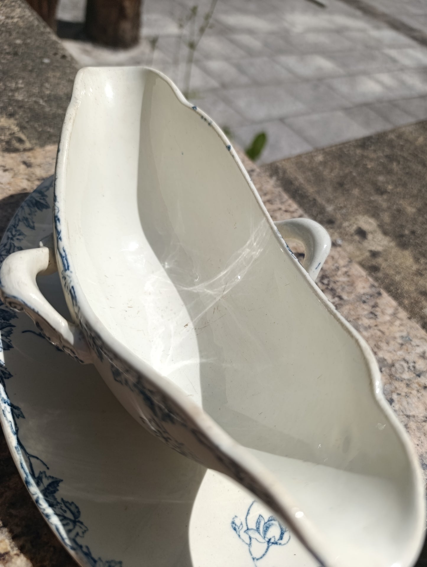 Saucière ancienne Lunéville KG modèle Printemps – décor bleu floral avec présentoir